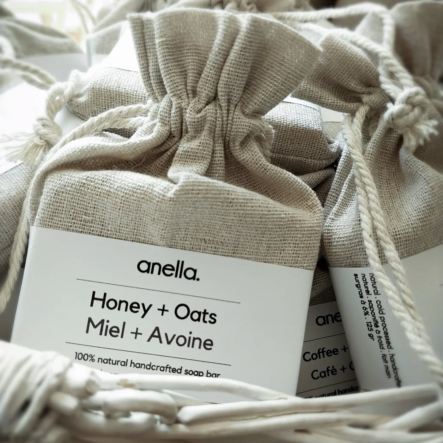 Désormais, chaque savon Anella est livré dans son pochon en toile de coton.
Il protège le savon, le laisse respirer, s’emporte partout… et se réutilise facilement, encore et encore.
C’est notre manière de réduire le superflu, sans compromis sur l’expérience!