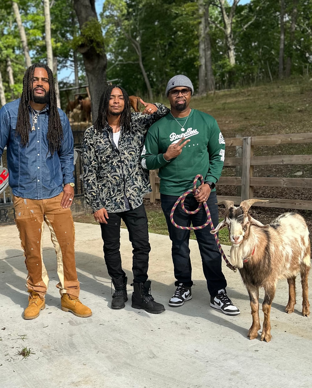 Catch us at the trail ride or the cook out #VibeSteppin 🕺🏽 🐎 🐐
Stream “Vibe Steppin” now!
@deronepayne x @officialnewcupid x @kinfolk_kiashine
#thelinedanceking #southernsoul #linedance