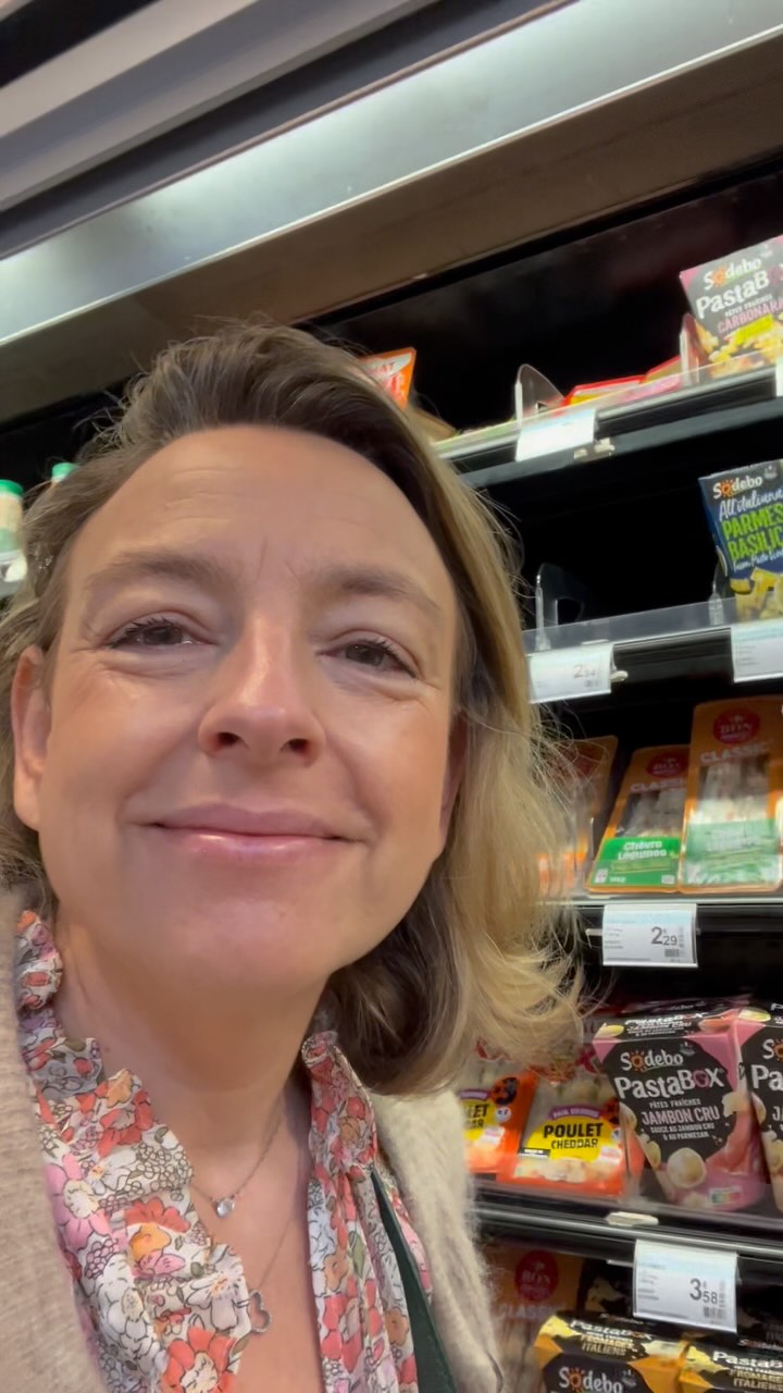 🫖 ATELIER SAVOIR ACCORDER METS ET THÉS 🫖
Voilà voilà … l’été arrive, les apéros, les grignotages sucrés et salés… que boire avec tout cela si on n’est pas fan du rosé piscine ???
Voici ce que je vous propose dans mon atelier dégustation pratique du 22 mai prochain :
Comment intégrer thé et tisane à nos repas, en alternative à l’alcool. De l’apéritif au dessert, étonnez vos convives avec thés et tisanes chauds, froids, pétillants, bref BLUFFANTS !
Charcuterie
Poisson
Viande
Fromage
Dessert chocolat
Dessert fruité
JE VOUS EXPLIQUE TOUS LES ACCORDS !
Jeudi 22 mai 19:00
35€
27 rue Marceau à Tours
#tours #toursmaville #tourscity #toursvaldeloire #regioncentrevaldeloire #sortiratours #toursevenements #betjemanandbarton #toursetmoi #tisanebio #sansalcool #thenoir #teapairing #naturel #bienetre #toursvaldeloiretourisme #myloirevalley #touraineloirevalley #miam #yummy #ceramicinspirations #excentric #inthedark #danslenoir #alaveugle #accordmetsetthes #fromage #cheese #instatea