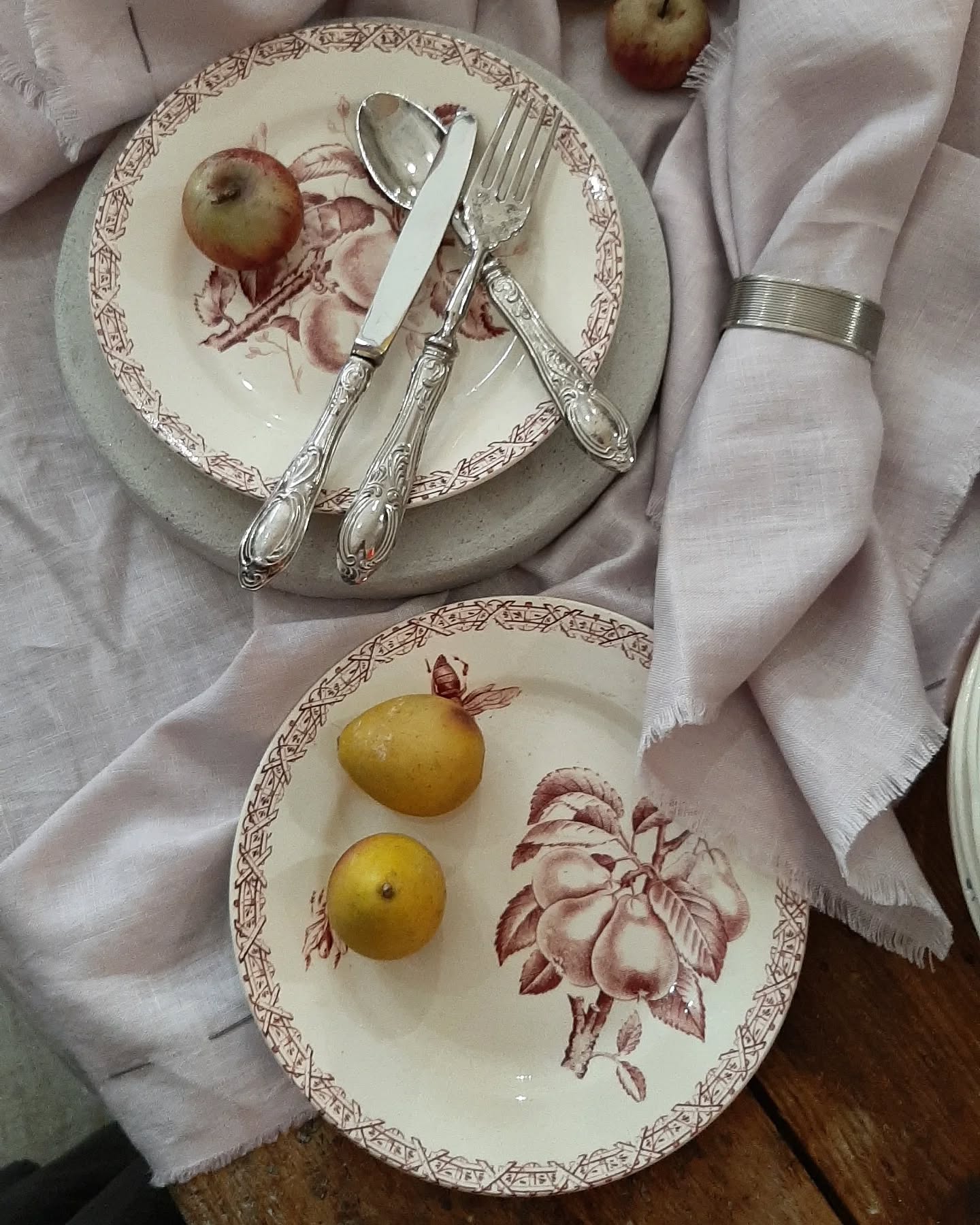 Ve l'ho detto che da venerdì 23 a domenica 25 maggio saró nuovamente ospite di @chiostroinfiera?
Saranno 3 giorni di immersione nella bellezza delle migliori produzioni artigianali selezionate per questo mercato super charmant che conquista il cuore di Milano da anni!
Vi porto...cosa porto? Cesti, ceppi, piatti francesi, la selezione di cloche vintage, le mie "cose concrete" in cemento, le nuove tavolette botaniche e i teli per le case al mare, i mezzeri in lino, tanti kimono e poi...sorprese a go go!
Vi aspetto il prossimo weekend, dalle 11 alle 21 nel gazebo bianco a sinistra della grande quercia nel magnifico prato del @museodiocesanomilano in corso di Porta Torinese 95.
#savethedate
#chiostroinfiera
#primavera2025
#milanoshopping2025
#mercatinimilano
#emporiomikica