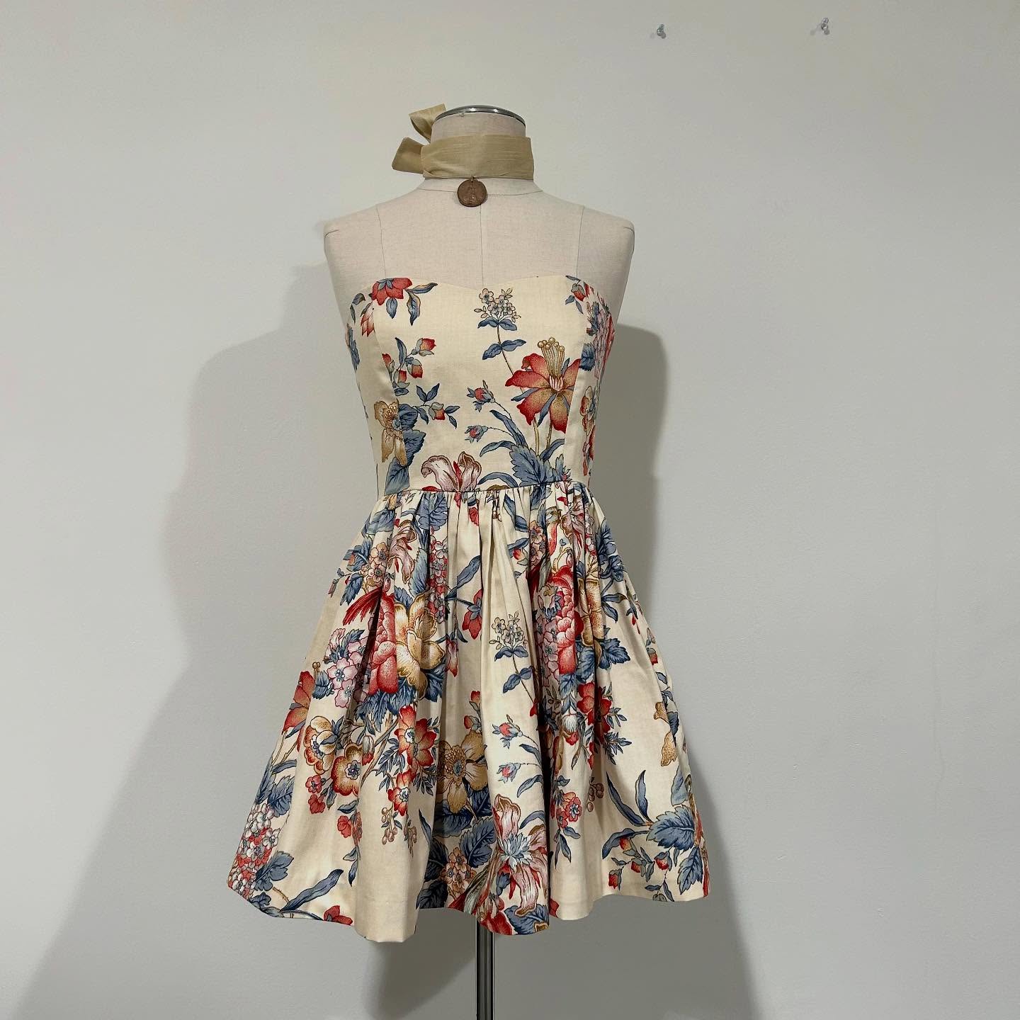 Classic strapless dress .
The fabric is called “Dover”
Size 6
#isabelledunlopclothing #straplessdress #cotton #waverly #vancouverdesigner #apleasantpopup