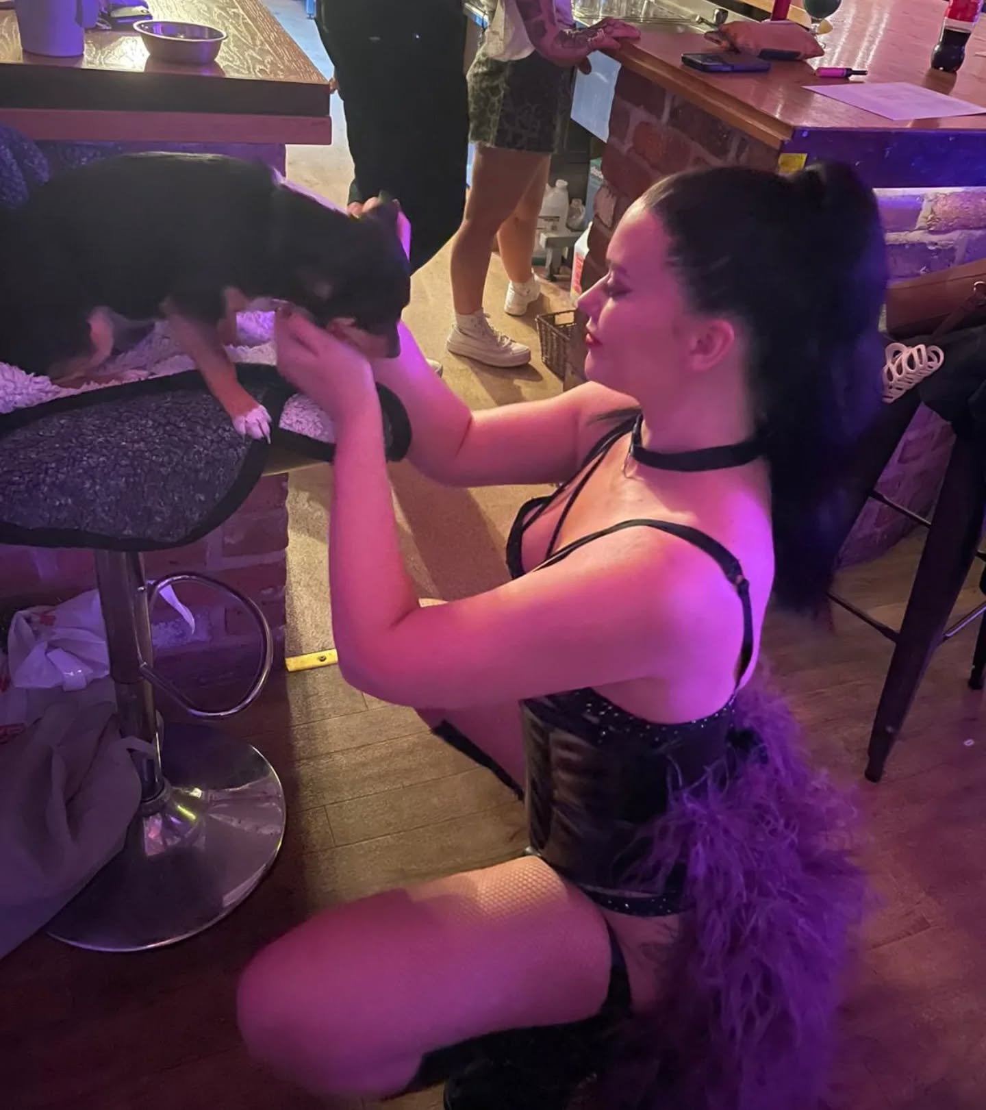 I would like to request that all venues have a side of stage dog! A quick fuss and stroke before going on to the stage to help with the nerves. Think about it ....
I believe his name was Bruno 😍💕
#burlesqueshow #backstage #burlesqueperformer #showgirl #oswestry #carriagesoswestry #showdog