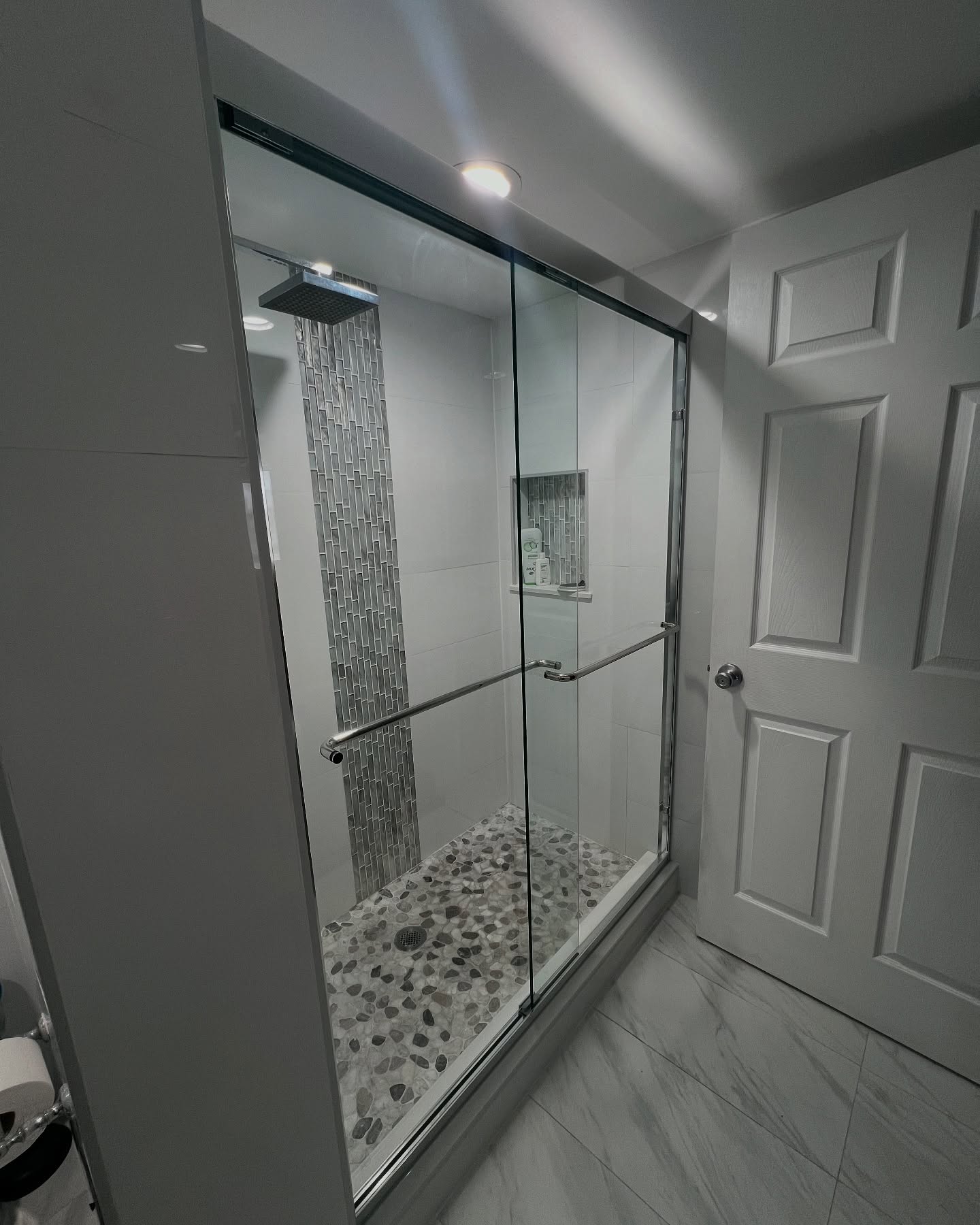 We do glass! Shower doors, mirrors, impact windows & doors, non-impact windows, window glass, office partitions, storefronts, window glass replacements, window resealing and more in Miami.
5 star rated and proven to provide the quality you deserve! Call us today! 786-586-3156