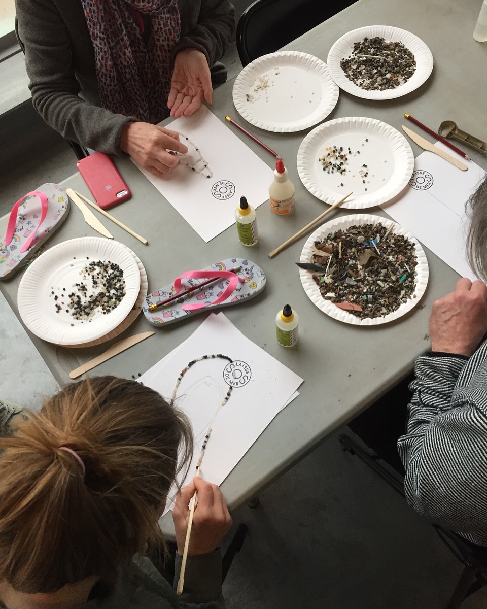 Créer, observer, transformer !
Cette année, deux ateliers autour de l’environnement et du littoral vous attendent à Baie Sonore, grâce à deux associations de la région :
– Avec @soslaissedemer
Des déchets du littoral deviennent œuvres d’art: vannerie marine, impressions plastiques, ateliers Larmes de Sirène.
– Avec @kokiproko
Un projet étudiant pour reconnaître les coquillages de la baie, jouer, apprendre, et comprendre la biodiversité marine.
Ces ateliers sont ouvert à tous et toutes ! 🦦
RDV sur leurs stands de 15h à 17h le 19 juillet ! Ouverture des portes de Baie Sonore à 14h30.
@sophieheleneartiste @maxguidenbaie @bas.elisa
#baiesonore #baiedesomme #festival #environnement