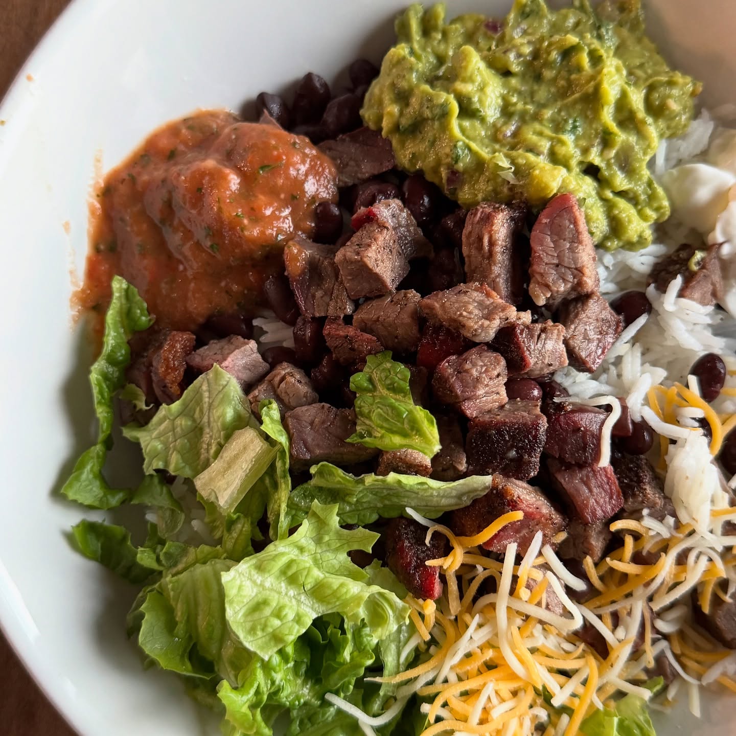 Burrito bowls with leftover steak from Saturday night 😍 Love finding easy but creative ways to use leftovers to cut down on waste and save money 💰 Added in some fresh guacamole and homemade roasted tomato salsa (recipe on my website!)
.
.
#food #cooking #burrito #steak #leftovers #cookingwithleftovers #guacamole #cheese #dinner #dinnertime #dinneridea #recipe #recipes #easyrecipe #easyrecipes #delicious #deliciousfood #salsa #beef #healthyeating #healthyrecipe #healthyrecipes #lowcarb #glutenfree #glutenfreefood