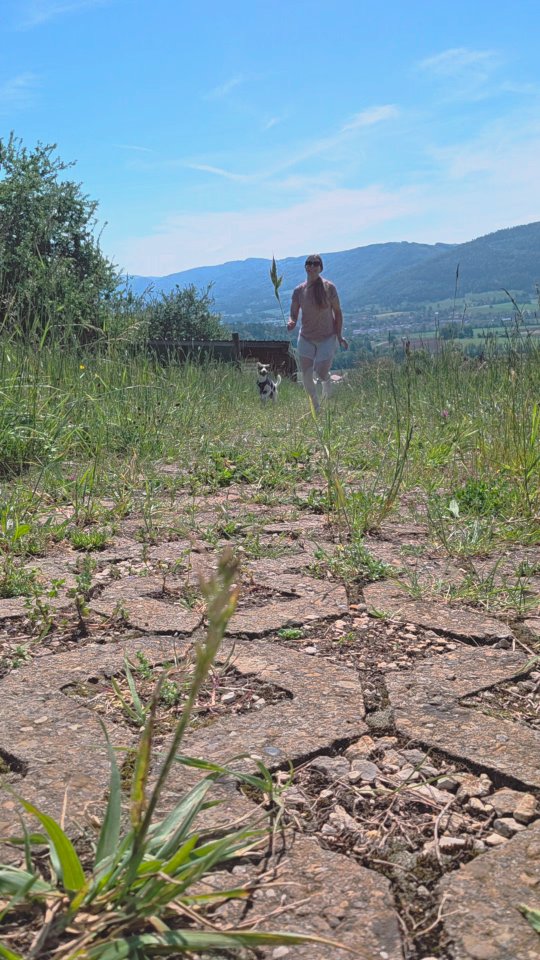 L’arrivée des beaux jours peut parfois provoquer une baisse de motivation pour la pratique du yoga. Le soleil, les températures agréables, les apéros en terrasse et la perspective de profiter dès que possible du plein air ont tendance à tirer notre attention vers l’extérieur 😎🌳🍹🌞
Pourtant, la constance dans la pratique du yoga est essentielle pour notre bien-être, aussi bien pour le corps que pour l’esprit. Elle aide à maintenir un équilibre physique, énergétique, mental et émotionnel et nous aide face aux aléas de la vie. Une pratique régulière est une véritable source de sagesse. Elle n'est ni une performance, ni un but à atteindre, mais un chemin qui mène à la rencontre de soi.
Alors, même si les beaux jours incitent plutôt à la pause en nature, n’oubliez pas que votre pratique de yoga continue de nourrir votre corps et votre esprit, saison après saison 🙏🏻🪷🥰
Namasté
Ps : mettez en commentaire les bienfaits que vous procure votre pratique🧘🏽♀️🤸🏼♀️🙏🏻🥰🥰🥰🥰
#yoga #yogateacher #asana #bepresent #breathe #meditation #animallovers #doglover #vinyasa #naturelovers. Alors la team, plutôt constants ou ?