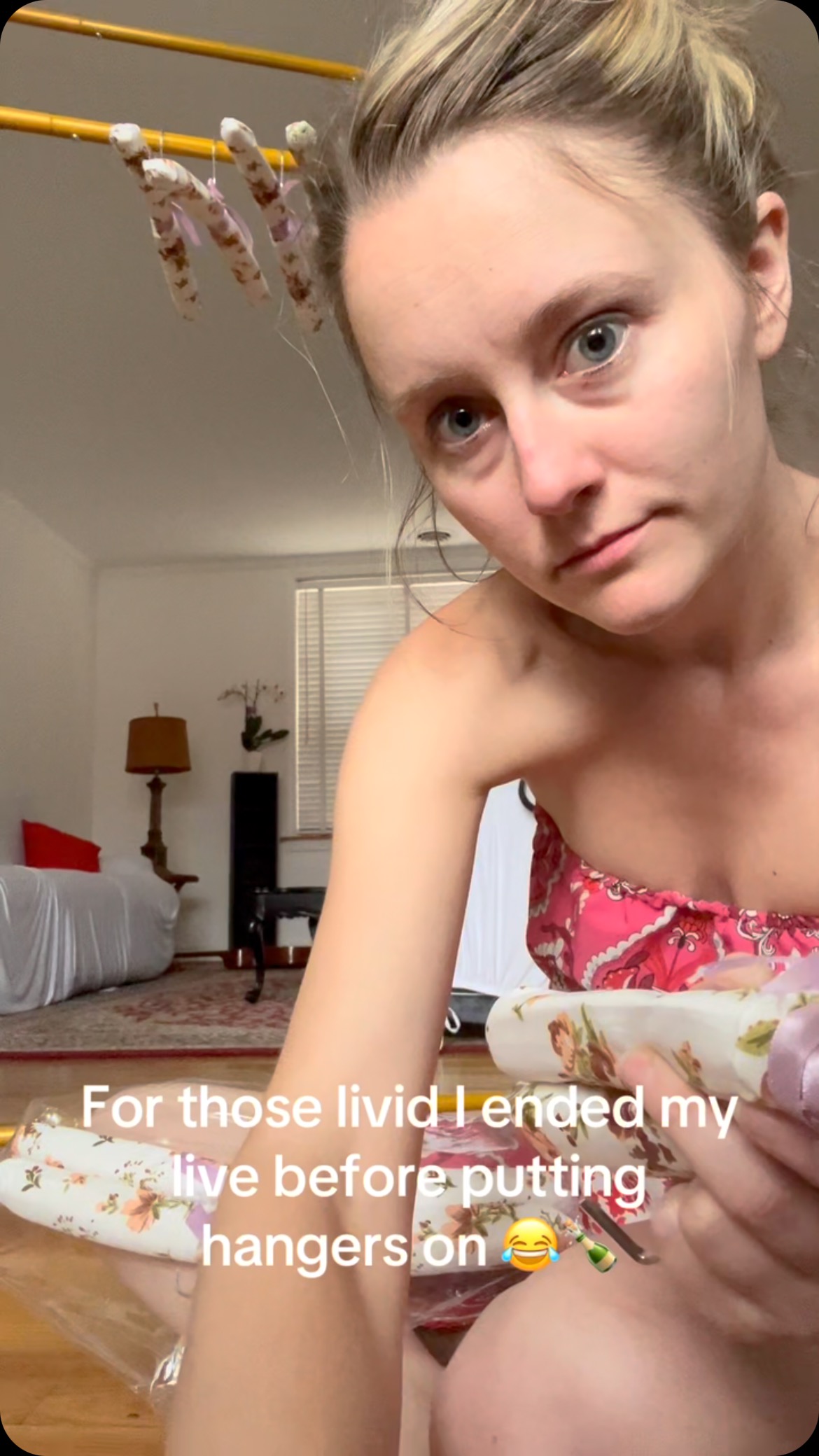 #hangers #boutique #fashion #diy #diyprojects #diywithchelsea #gold #glitter