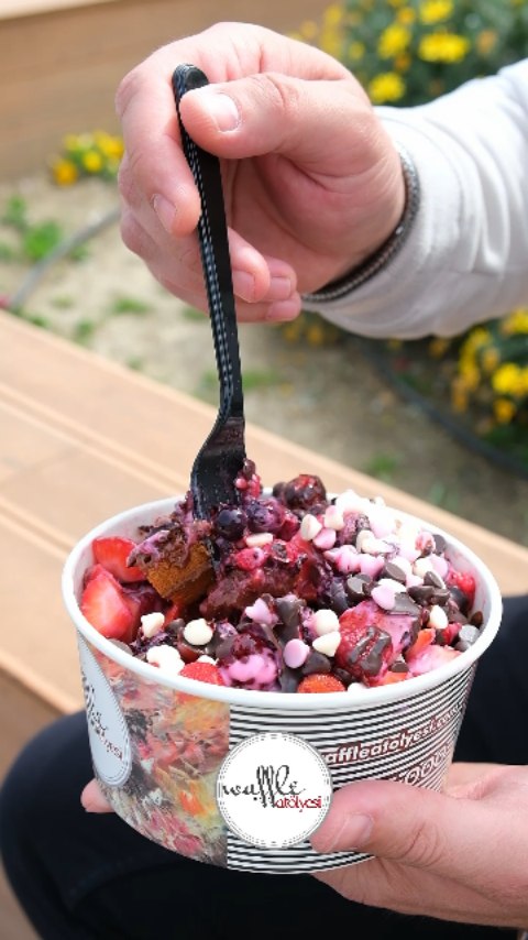 Waffle aşıkları burada mı? 🍓🍫
Tatlı atölyemize bir adım at, dilediğin malzemelerle kendi waffle’ını tasarla!
Çilek mi çikolata mı? Belki hepsi birden! 😍
Kahveni kap, hayal gücünü konuştur, lezzetin sınırlarını zorla!
Mutluluğun tarifi burada yazılıyor! ✨
#WaffleKeyfi #TatlıAtölyesi #KendiWaffleınıYarat #LezzetYolculuğu #WaffleZamanı