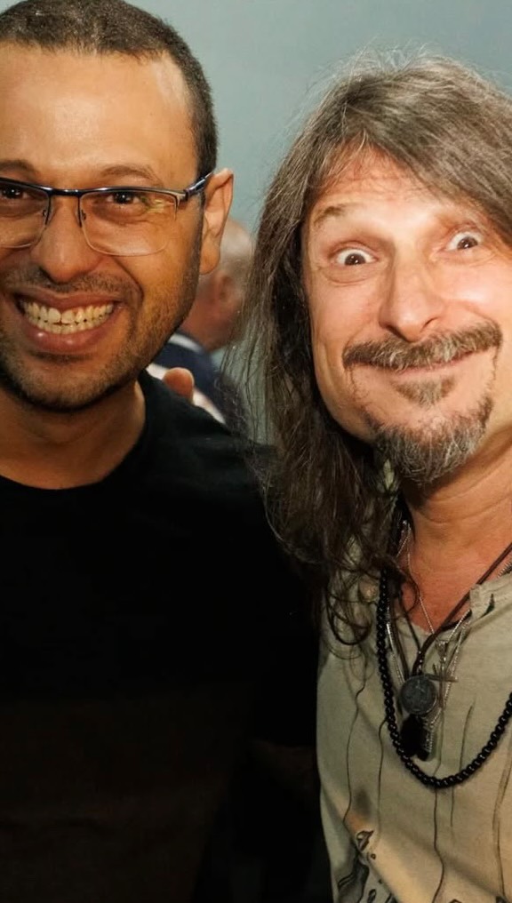 O seu pedido é uma ordem @rbittencourton! 😂🤘
Maior honra fazer parte desse projeto lindo que é o @canalamplifica e tornar a La Chica cada vez mais as empanadas dos artistas.
Vibe incrível, só artista irado e muita empanada! 🥟
Obrigado pelo carinho sempre e vamos juntos 🚀
Não percam o @canalamplifica, o verdadeiro canal de música com um bate-papo super divertido!