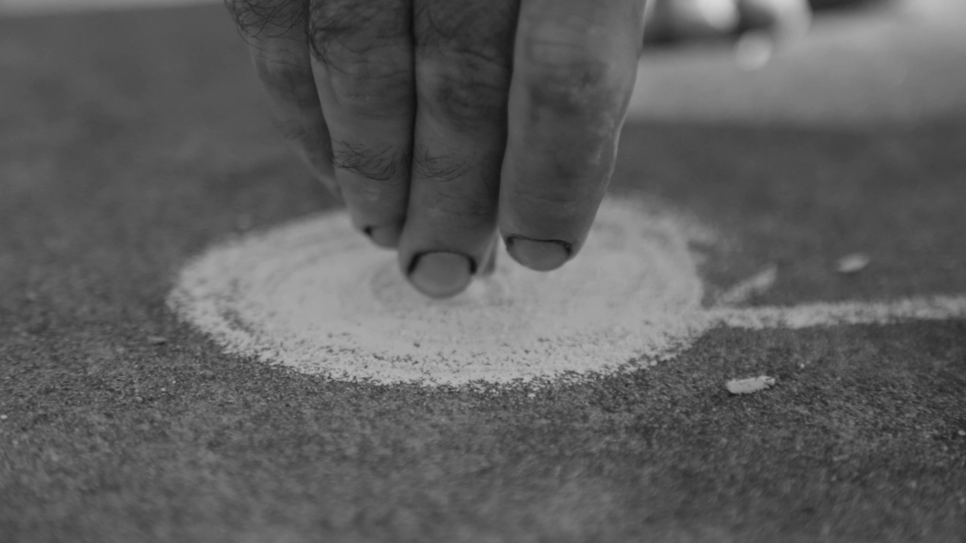 A Zona, em parceria com a @galeria.lama , apresenta a ação "Ateliê de escrita: práticas artísticas para enlouquecer o texto". Convidamos as pessoas para se juntarem ao ateliê para escrevermos a partir de práticas das artes visuais, artes cênicas e artes performativas. Os encontros serão em junho, aos sábados, das 16h às 18h. Pessoas artistas, professores, LGBT+ e/ou não-brancas tem desconto de 20%.
Para mais informações, acesse o site: www.zona-aec.com
Imagens fotografadas por @thaisalvez.imagem .