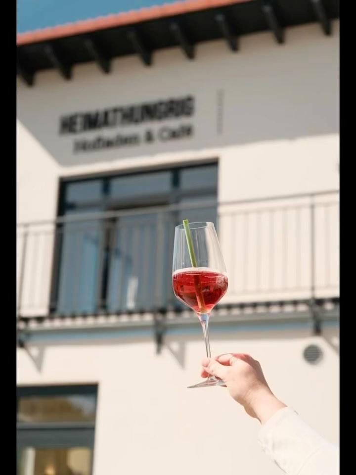 🎉✨ Was für ein unglaubliches Jubiläumswochenende! ✨🎉
Wir möchten uns von ganzem Herzen bei euch allen bedanken, dass ihr dieses besondere Ereignis mit uns gefeiert habt. Eure Unterstützung, euren Besuch und eure Energie haben das Wochenende unvergesslich gemacht! 🙌
Wir möchten uns vor allem bedanken bei @MusikausdemSchwarzwald & @flowlight_photography für euren Einsatz.🤗
Ein riesiges Dankeschön an jeden Einzelnen von euch – ihr seid spitze! Wir freuen uns auf viele weitere gemeinsame Momente und Jahre. 🥂🎈
#jubiläumsfest#dankbar#gemeinsamstark #1jahr #hofladen#café#feier#hüpfburg#bratwurst#waffel#einhochaufuns#unvergesslichemomente❤️