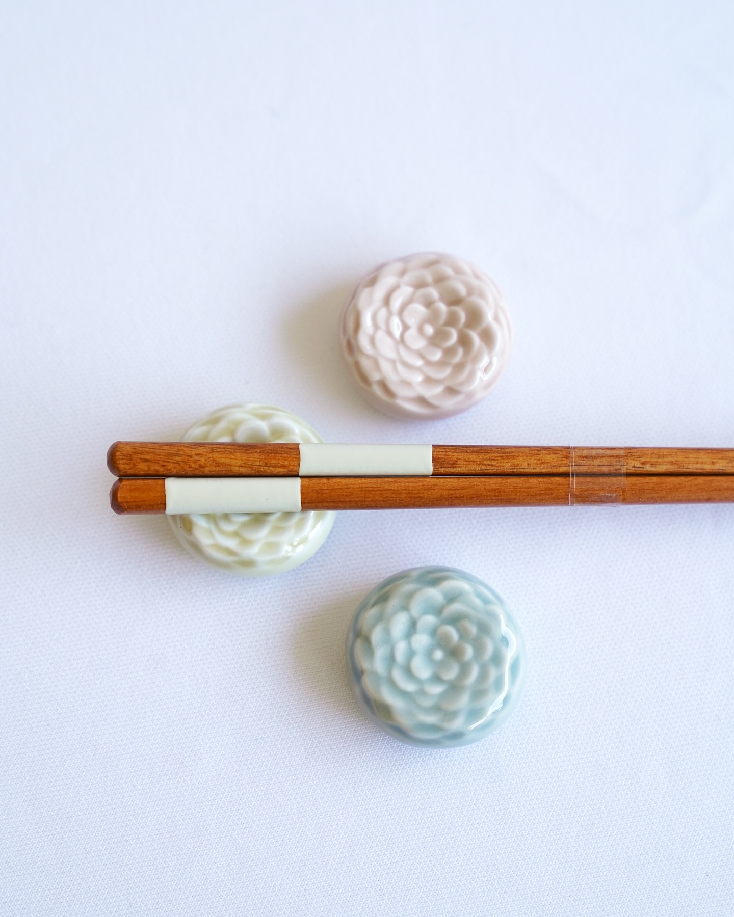 BAGUETTE & PORTE-BAGUETTE
Design fin et délicat
Découvrez la collection de porte-baguettes.
Très pratiques, mignons et en porcelaine made in Japan.
Minces et élégantes, les baguettes en bois naturel sont faciles à utiliser.
Une association bois et porcelaine qui s’adapte aussi bien pour une cuisine japonaise qu’occidentale.
A retrouver en boutique 3 rue du 1er Mai à Narbonne.
#maeko #conceptstore #japon #narbonne #baguettes #manger #portebaguettes