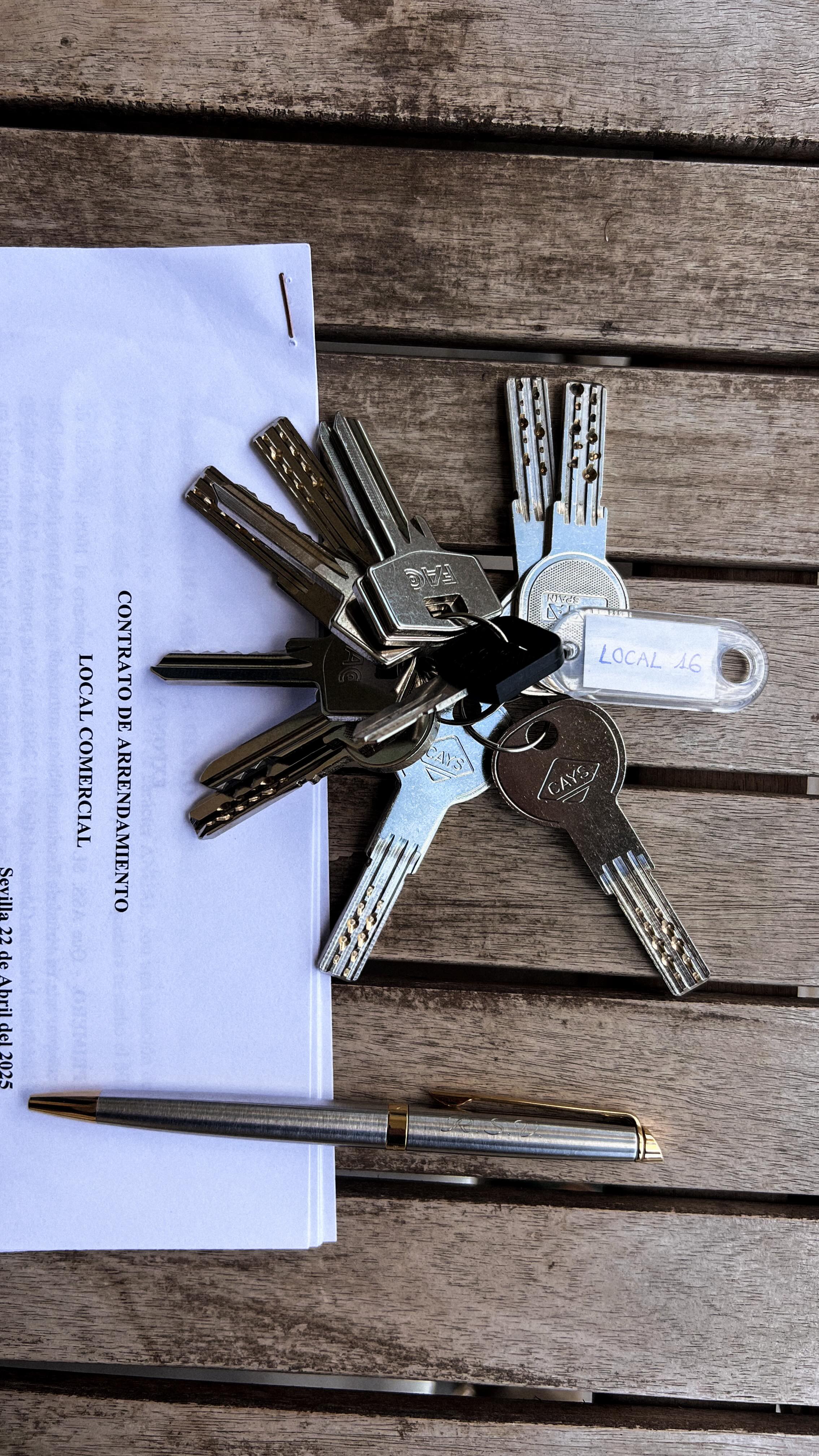 Que empiece el show 🎥💥
Se vienen muchos vídeos cargados de emprendimiento y salud. Voy a documentar en YouTube todo el proceso de la creación del proyecto de mi vida. ¿Me acompañáis? 🎬
Primer vlog: Firma del local, ¿qué estoy tramando? 🥸