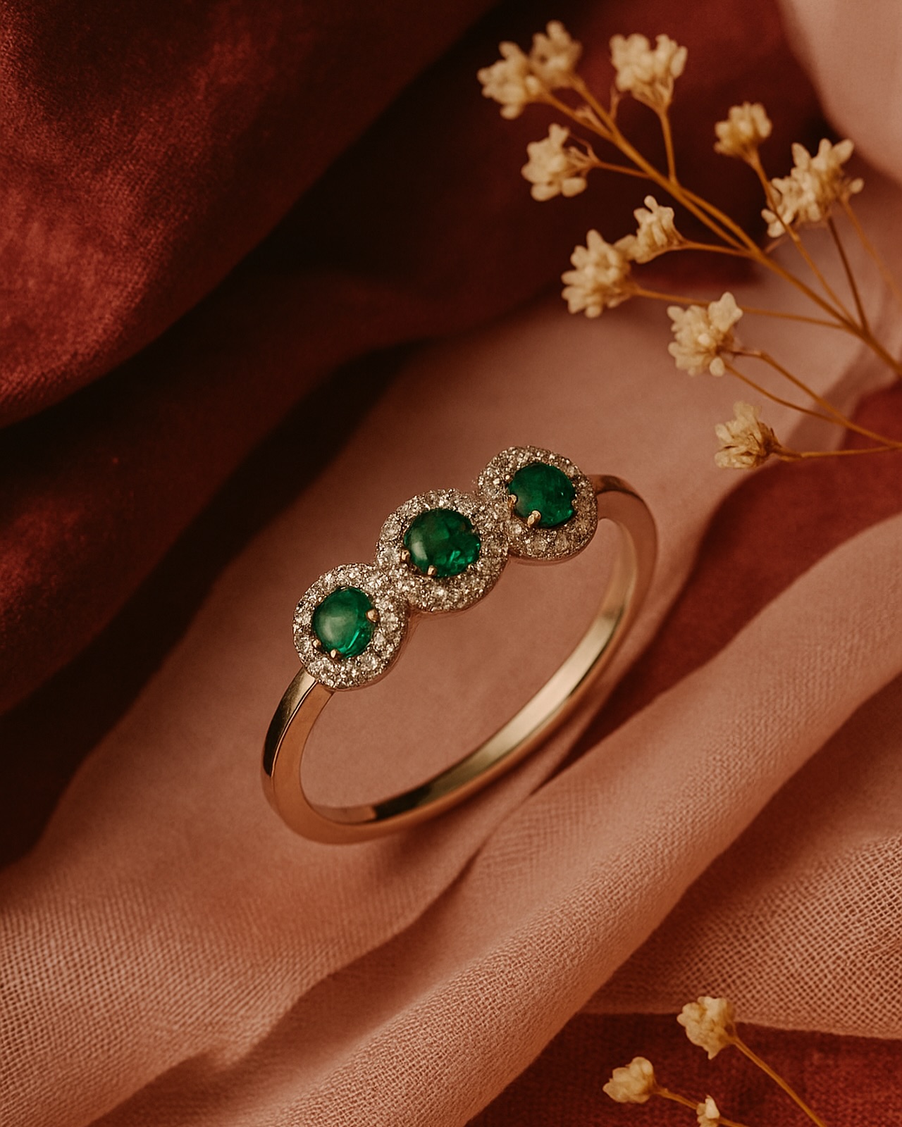 Tra i gioielli Nicaré, Viridis è il più amato.
Tre smeraldi dal verde intenso, simbolo di rinascita ed equilibrio, risplendono su una base in argento luminoso, incorniciati da un abbraccio delicato di zirconi.
Un anello che cattura l’essenza della natura e la trasforma in un dettaglio di pura eleganza.
Disponibile sul nostro shop www.nicarejewels.com