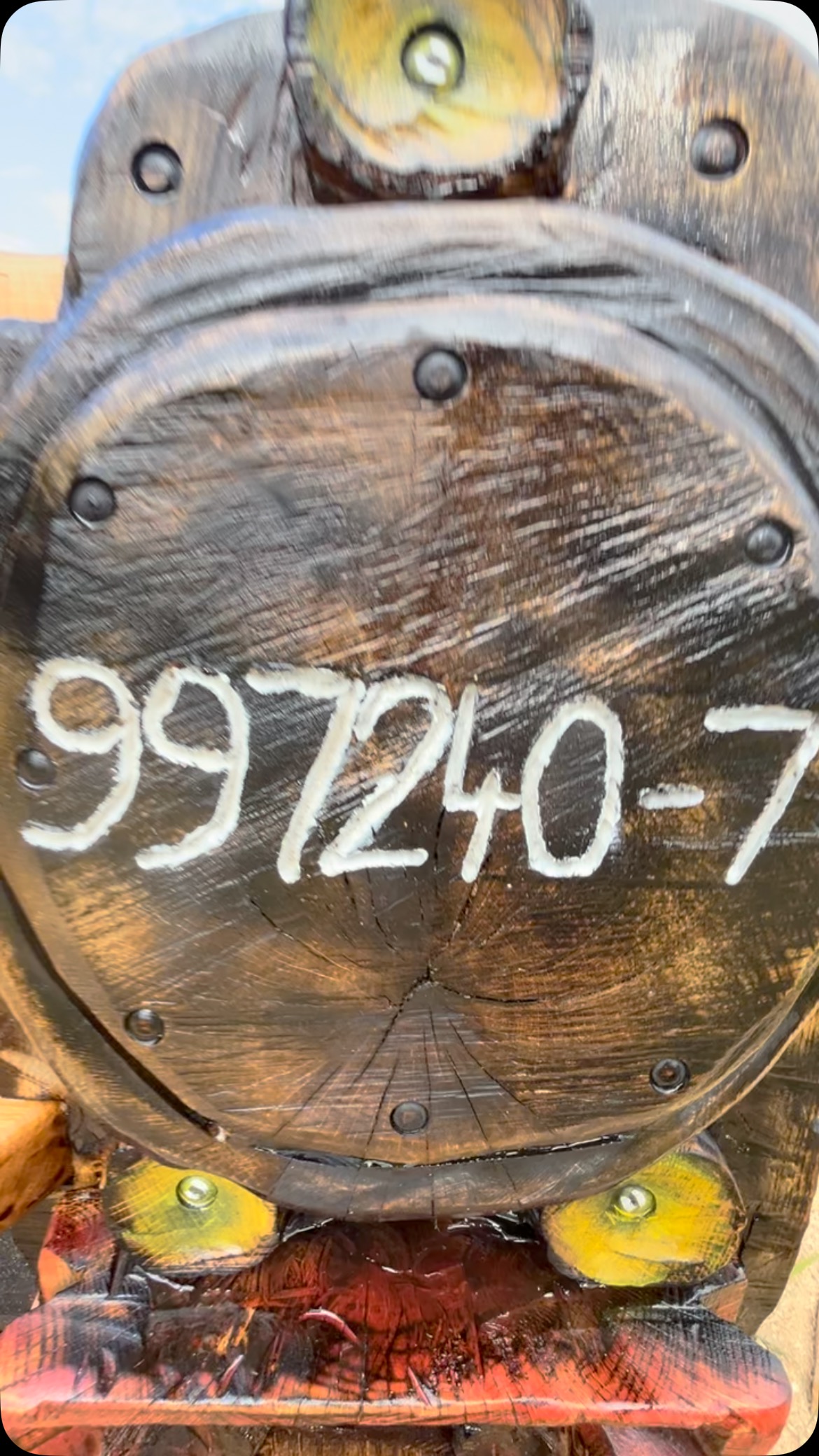 Themenbank zum Harz. Bäume, Hexen und die Eisenbahn was will man mehr? Das gute Stück ist aus Eiche entstanden. Wie gefällt sie euch? Theme bank on the Harz. Trees, witches and the railway what more do you want? The good piece is made of oak. How do you like it?