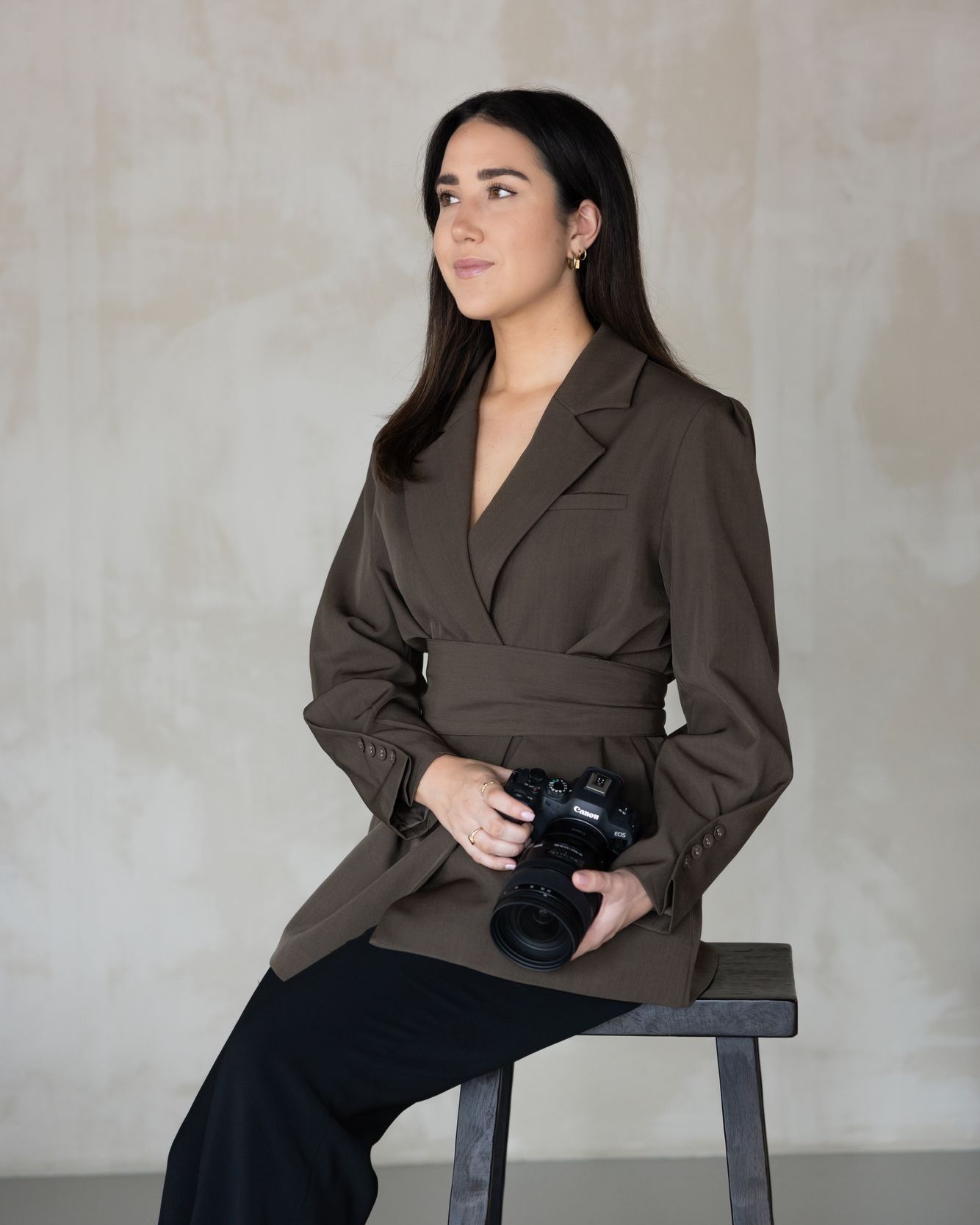 Ik heb mij voorgenomen om minimaal één keer per jaar voor de camera te staan. Uiteraard voor nieuwe content maar vooral om weer eens te voelen hoe het is. Want eerlijk is eerlijk: het is best spannend! Maar zoals velen zeggen: uiteindelijk valt het reuze mee en is het zelfs leuk! πΈ
Dat gevoel probeer ik ook over te brengen tijdens mijn eigen shoots. Een fotoshoot moet vooral een leuke ervaring zijn, en een mooie herinnering opleveren.
Om jou zo goed mogelijk voor te bereiden plannen we altijd een intake gesprek in om jouw wensen door te nemen. Je ontvangt van mij een duidelijk draaiboek met alle praktische info: een tijdsplanning, de benodigdheden en een moodboard ter inspiratie. Want een goede voorbereiding is Γ©cht het halve werk.
Heb je voor de shoot nog vragen? Dan mag je me natuurlijk altijd even bellen of een berichtje sturen! π€
picture by the best @maudvanmulekom