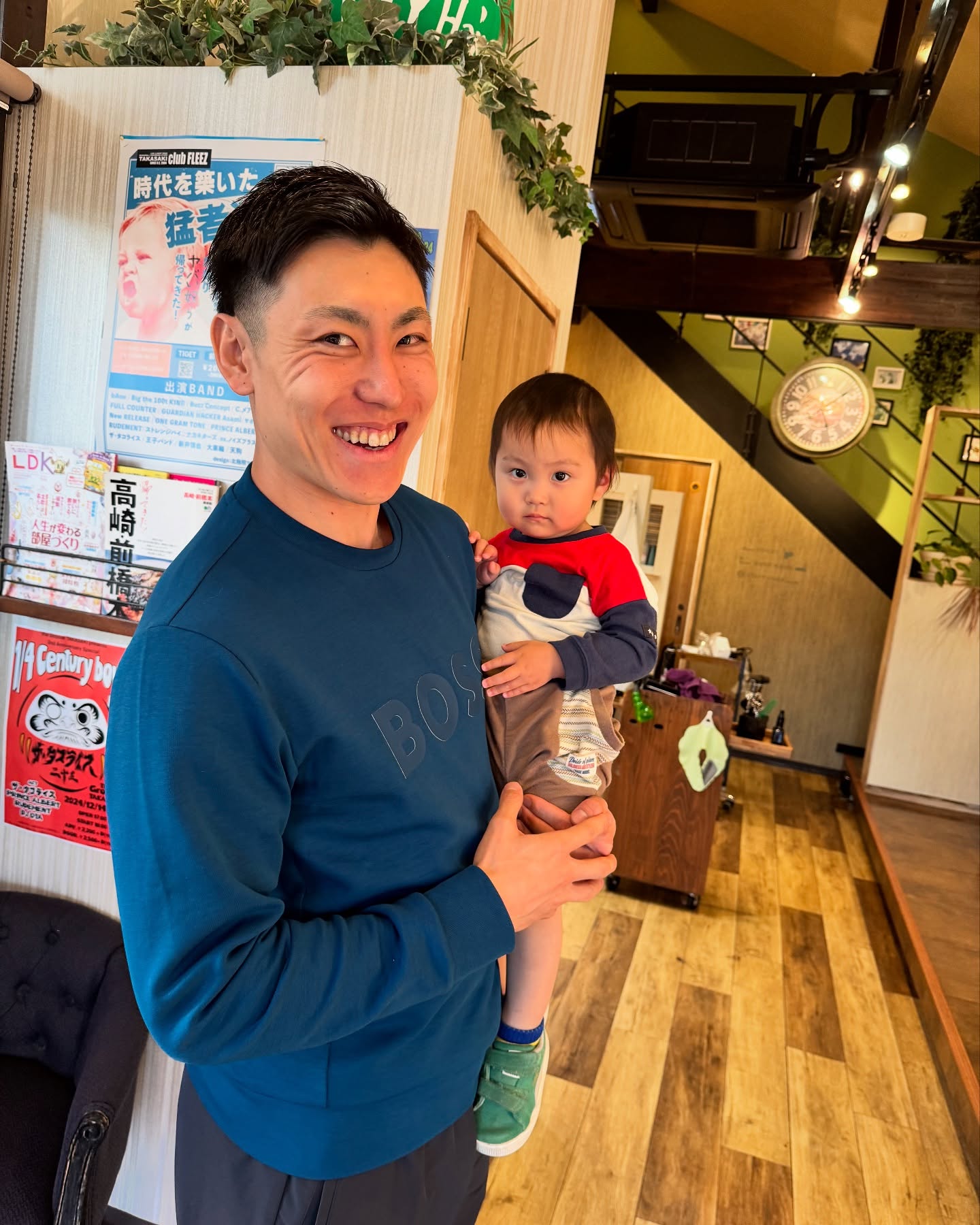 先日、新濱選手がご来店してくれました!✨
エリ坊の次男も抱っこしてもらって、ありがとうございました😊
その約1ヶ月後、ロードバイクでのトレーニング中に車と衝突し、顔の骨を折るなどの大けがをされたというニュースを見て、本当にびっくりしました…😢
ミラノまであと10ヶ月。
「試練を乗り越える」と力強く語っていた新濱くんの言葉が胸に響きます。
今はとにかく、無理をせず、しっかり体を休めてほしい。
僕にできるのは応援することだけですが、またあの力強い滑りが見られる日を心から楽しみにしています!
また笑顔で会って、たくさん話しましょう😊
ずっと応援してます!!