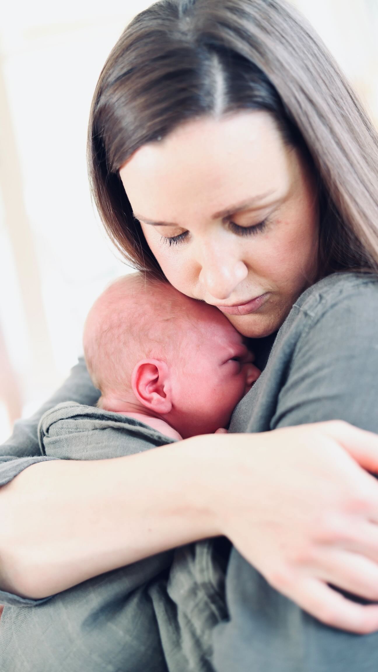 Newborns see the world in black and white… 🖤🤍 Contrast is their first window to wonder.
Your little one may find even the simplest objects fascinating. High contrast helps them begin exploring and understanding their brand-new world.
It’s a beautiful reminder that even in simplicity, there’s so much to discover - and that connection begins before clarity. Soak up those precious newborn days, getting to know one another, moment by moment.🤍
#newbornvision #newborns #blackandwhitevision #babydevelopment #newbornbonding