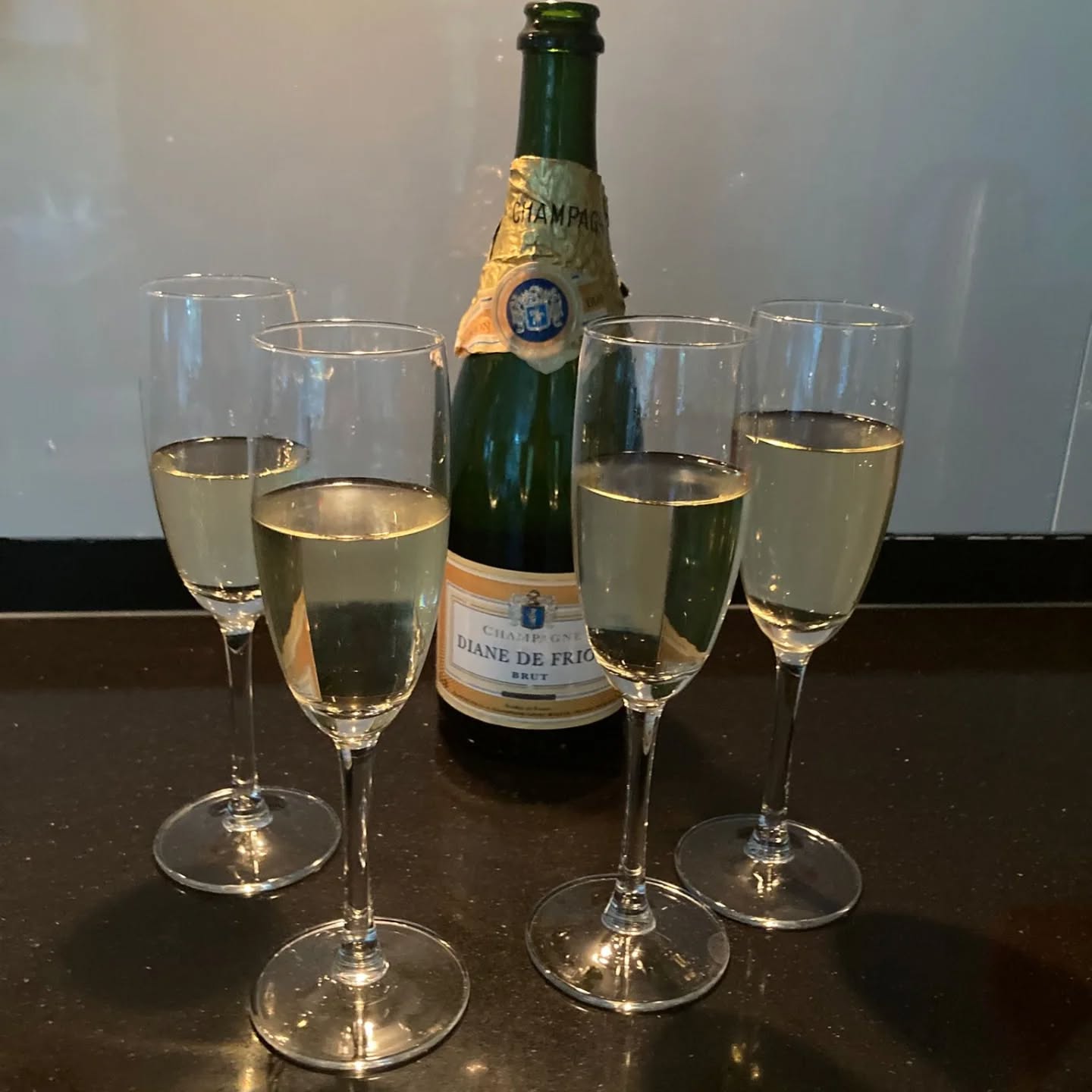 Het mag de wereld in! Vanaf 1 januari draagt Yvonne het stokje over aan Femke, Annabel en Nadia. Verloskundige Femke komt nieuw in de regio, en komt vanaf de zomer het team versterken. Yvonne, bedankt voor het vertrouwen en je jarenlange inzet voor de Kuip. Wij hebben er veel zin in. Proost!