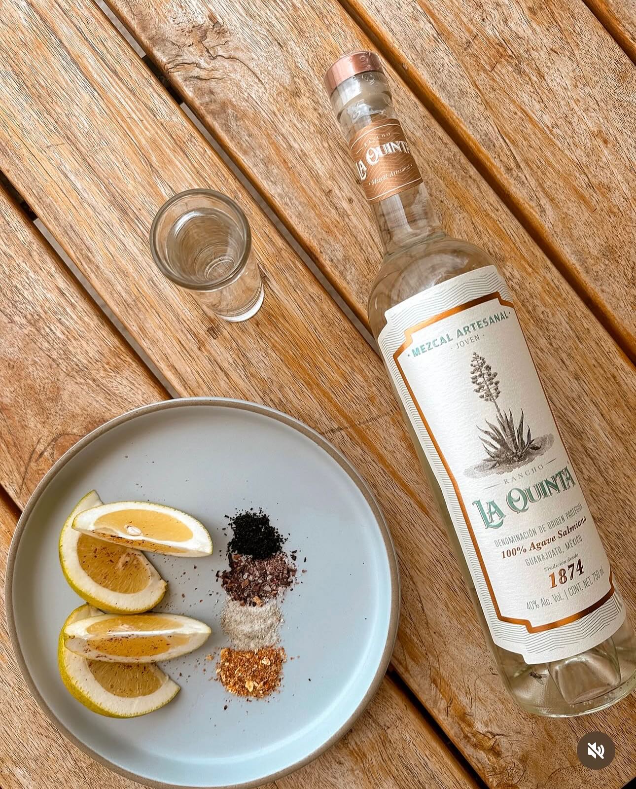 In the golden highlands of Guanajuato-where maguey stands tall and sunsets linger— there’s a place where tradition lives, not as a memory, but as daily life. This is Rancho La Quinta.
Long before mezcal found its way to bars and tasting rooms, it was a quiet ritual shared among their people. Before Guanajuato was officially part of mezcal’s story, they were already listening to the heartbeat of agave.
At the core of La Quinta’s mezcal is the Agave Salmiana, a wild agave, resilient, and sacred. It matures over 12 years beneath the sun and storm. When ready, they harvest with care, and for every agave taken from the earth they give life to five. Further strengthening their beautiful ecosystem.
They recycle and reuse every part of the agave plant during the production process, roasting in earth’s ovens, and fermenting under open skies—a beautiful balance, from nature, with nature. Salud 🥂