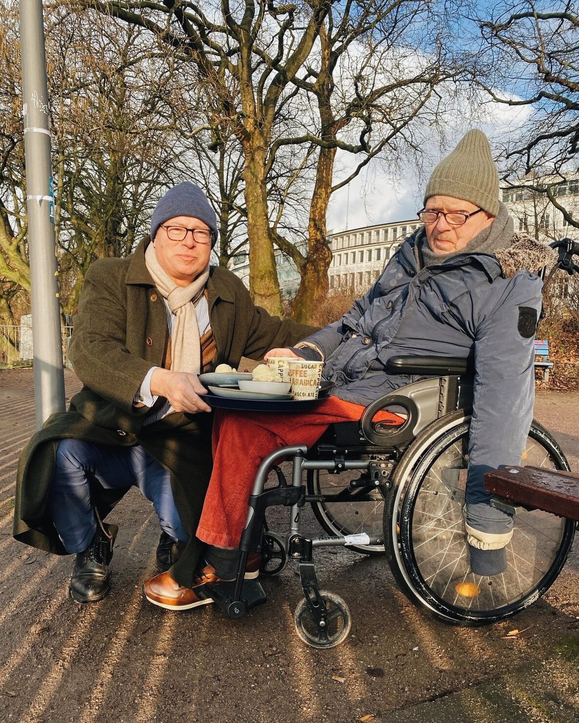 Vor genau 30 Jahren lernte ich Henrik auf einem Spielplatz im Westen Hamburgs kennen....er kam lässig mit Zigarette und im Bremer Style gekleidet den Weg entlang ... dank des Hamburger Regens im lockeren Trenchcoat und Dockside Segelschuhen... und zwei Kindern im Schlepptau.
Analog galt da ähnlich auch für mich - aber eben nicht so lässig ☺️
Aus diesem Spielplatz Dialog entwickelte sich eine jahrzehntelange Freundschaft
Nicht nur unter uns Männern, sondern auch zwischen uns als Ehepaaren.
Highlights waren sodann gemeinsame Ski Ferien auf einem Bauernhof in Maria Alm, in denen sich Henrik erneut durch souveräne Ski-Fahreigenschaften und sein Faible für die FAZ auszeichnete, die er gerne schon zum ersten Espresso um 11 Uhr auf der ersten Hütte studierte; während wir noch an unserem Ski Schwung arbeiteten. ⛷️
Henriks Politikinteresse - gepaart mit seinem fein geistigen Humor und Ausdrucksweise - brachten uns stets zum Lachen und Schmunzeln - einfach wunderbar und einzigartig.
Heute versuchen wir uns mindestens einmal im Monat an der Alster zu treffen, um uns während eines Spazierganges ebenso über Politik, unsere Familien und weitere Gesellschaftsthemen zu unterhalten.
Das geht am Besten, wie am Bild zu erkennen - bei einem Cappuccino, einer Zigarette und im besten Fall noch einer Kugel Vanille Eis. 🍨
Des Weiteren versuchen wir uns auch als Ehepaare zu treffen. 💕