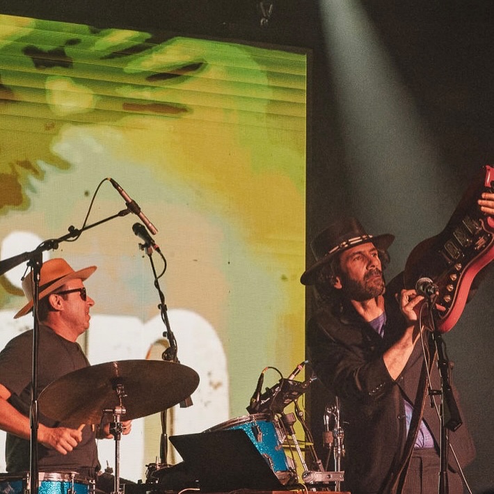 It was a lovely situation all around touring with @theesinseers @thealtons in Texas. Here’s some images captured by @smrt.foto of our show in San Antonio.
Next stop CALIFORNIA
5.21 San Luis Obispo supporting Thievery Corporation
5.22 Temecula supporting Thievery Corporation
5.23 San Diego supporting Thievery Corporation
5.24 Los Angeles @themoroccanlounge w @jeremysole
5.25 Los Vegas supporting Thievery Corporation
Link in bio for tickets and details
🥁@_washduke
🎹@simonmoush
Thank you @matthewethompson for the opportunity