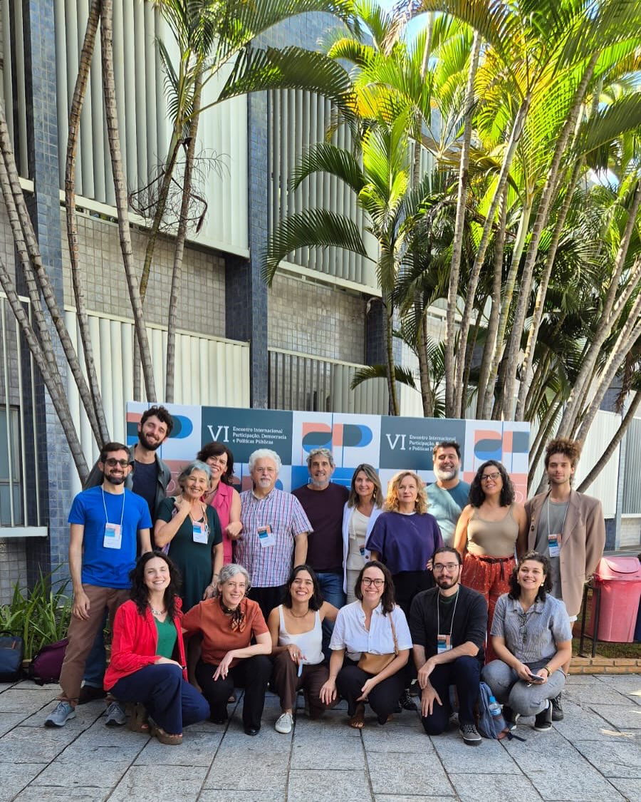 O NDAC marcou presença em peso no VI Encontro Internacional Participação, Democracia e Políticas Públicas (PDPP), realizado de 6 a 9 de maio na UnB, pelo IPOL e INCT Participa.
Foram dias intensos de trocas e debates sobre participação social, associativismo, protestos, movimentos sociais, canais institucionais extraparlamentares e eleitorais, e sua relação com as políticas públicas e o fortalecimento da democracia.
O evento reuniu atores sociais e políticos, pesquisadores, profissionais, gestores, professores e estudantes de graduação e pós-graduação. Pesquisadores do NDAC/Cebrap participaram ativamente das mesas e atividades, reforçando vínculos com redes de pesquisa do Brasil e do mundo e ampliando o diálogo sobre democracia e ação coletiva.
O PDPP acontece a cada dois anos e circula por diferentes regiões do país. E temos uma ótima notícia: a próxima edição será organizada pelo NDAC/Cebrap, em local ainda a ser definido! 🚀🎉
#NDACCebrap #PDPP2025 #Democracia #ParticipaçãoSocial #PolíticasPúblicas #INCTParticipa #IPOL #UnB