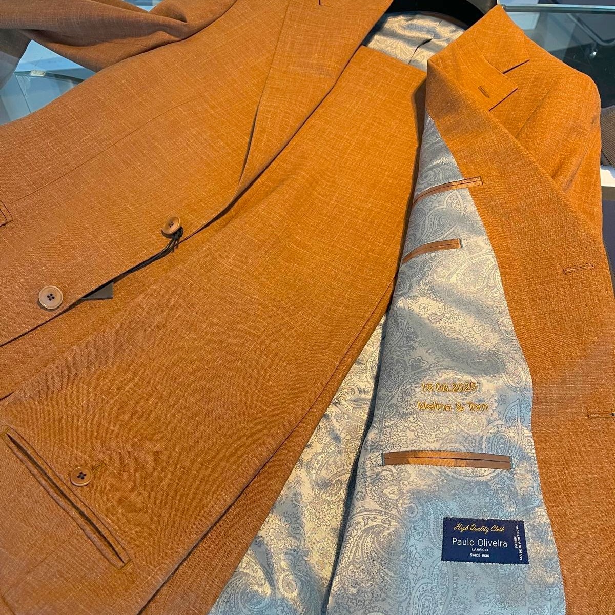 Leinen los! Ein traumhafter Maßanzug aus einem Leinentuch des portugiesischen Webers Paulo Oliveira, 100 % Leinen, Paisleyfutter, EUR 899, hier in Cognac, aber auch in vielen anderen Farben bestellbar.
Vereinbaren Sie gleich Ihre ganz persönliche Maßnahme unter
www.cutforyou.com/terminvereinbarung
#cutforyou #berlin #maßschneider #maßsakko #maßanzug #design #option #maßhose #bund #knopf #hochzeit #maßmantel #paulooliveira #vanlaack #beatelecloux #maß #maßanfertigung #maßschneider #maßanzug #herren #damen #schneider #portugal #leinen #leinenanzug