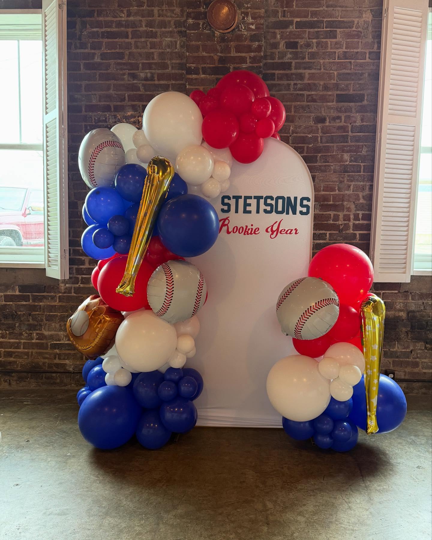 Reality vs. the mockup! Swipe to see how this design was first created 🎈⚾️
This balloon setup was the perfect addition for a 1st birthday! Fully customizable balloons with wording!
Now booking for all special occasions! DM to book!
📍 Huntsville AL & surrounding areas
#hsv #balloonartist #balloondecor