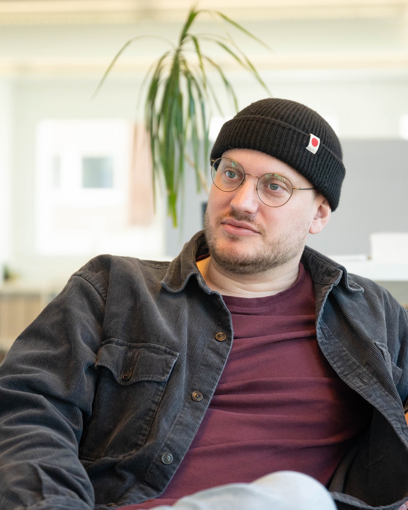 Innenarchitektur beginnt für mich nicht mit einem Raum. Sondern mit einem Bedürfnis.
Willkommen. Schön, dass du da bist.
Ich bin Yannic Gisler – Innenarchitekt mit einem feinen Gespür für Menschen und Räume. Meine Arbeit beginnt nicht mit Möbeln oder Grundrissen, sondern mit dir: deiner Person, deiner Vision und dem Wunsch nach einem Ort, der dich widerspiegelt und in dem du dich rundum wohlfühlst.
Ich glaube, dass Architektur dann berührt, wenn sie etwas über dich erzählt.
Wenn du jemanden suchst, der dir Hilft deine Vision ins Leben zu rufen – dann freue ich mich, dich kennenzulernen.