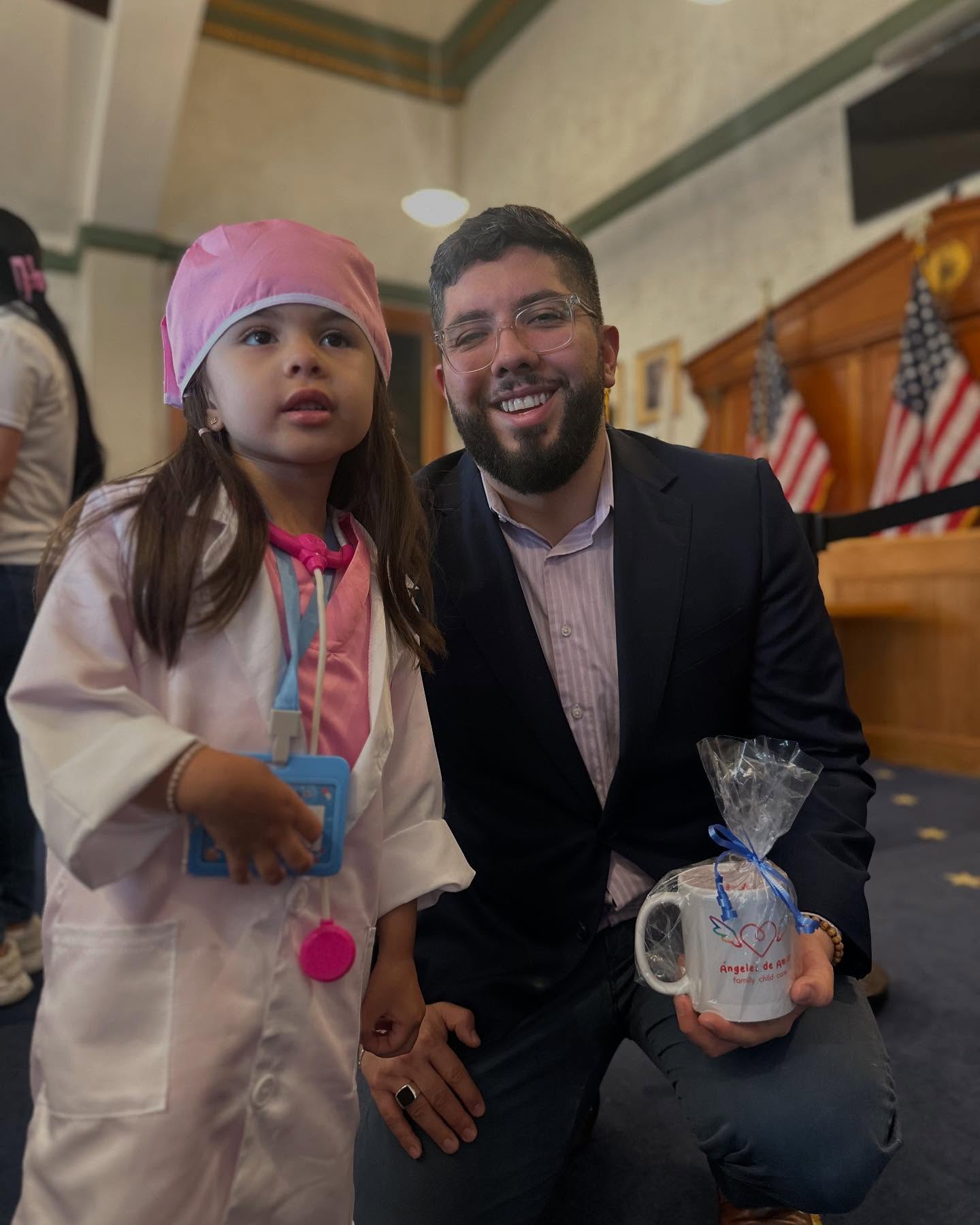 MENSAJE BILINGÜE
English
Today, @mayorkeefe and I opened the doors of city hall to a few dozen kids who are in early education centers around Revere for their civics education day where they did a mock council meeting and presented on what they’d like to see in our city. Bike lanes, pools, and a lot of farms with lots of animals is what they are asking for. Big thanks to my colleagues @councillorcogliandro and @angelasawaya267 as well as members of the Revere Fire and Police Departments for how welcoming they were and to the educators for the amazing work they do preparing the next generation.
SPANISH
Español
Hoy, @mayorkeefe y yo abrimos las puertas del ayuntamiento a unas docenas de niños que están en centros de educación infantil alrededor de Revere para su día de educación cívica donde hicieron un simulacro de reunión del consejo y presentaron sobre lo que les gustaría ver en nuestra ciudad. Más ciclovias, piscinas, y fincas con muchos animales es lo que están pidiendo. Muchas gracias a mis colegas @councillorcogliandro y @angelasawaya267, así como a los miembros de los Departamentos de Bomberos y Policía de Revere por lo acogedores que fueron y a los educadores por el increíble trabajo que hacen preparando a la próxima generación.