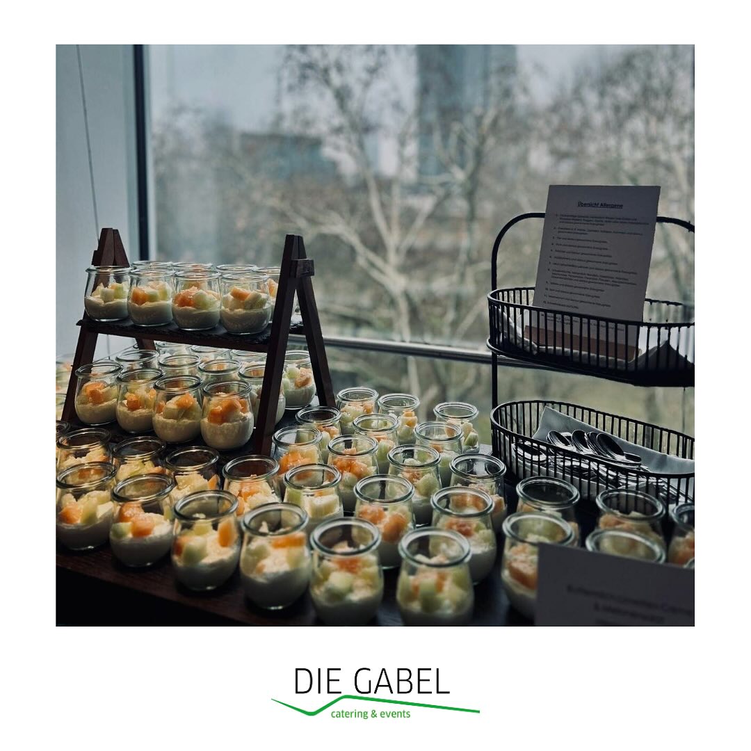 Für ein Get Together in einer Anwaltskanzlei in Frankfurt haben wir unseren Kunden selbstverständlich vorab beraten & gemeinsam ein passendes Konzept erstellt.
Es muss nicht immer ein Live-Cooking, Flying oder gesetztes Menü sein – ein Buffet zur Selbstbedienung ist oftmals eine schöne Alternative ohne großen Personalaufwand vor Ort.
Von Fingerfood in kleinen Gläschen bis hin zu einer Mischung aus kalten & warmen Speisen gibt es verschiedenste Optionen – nach Möglichkeit natürlich immer mit saisonalen Komponenten.
Wir freuen uns auf Ihre Anfrage & erstellen Ihnen gerne ein passendes Angebot, welches auf Ihre Wünsche abgestimmt ist!
#diegabel_cateringevents #cateringrheinmain #cateringfrankfurt #businesscatering #kanzleifrankfurt #firmenevent