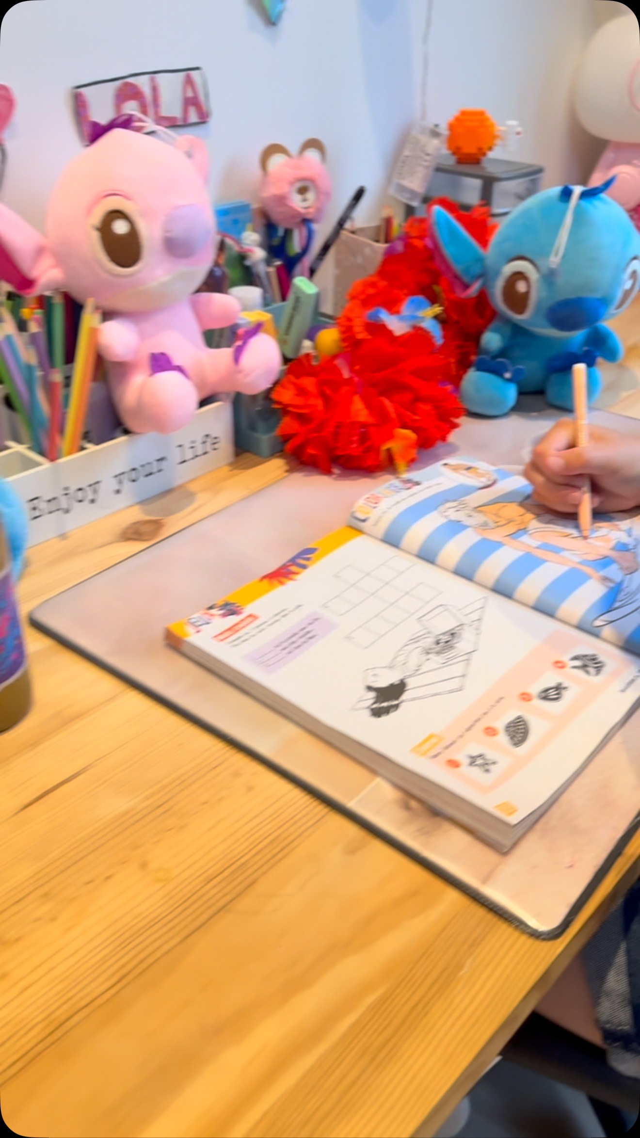 T es hypé par la sortie de STITCH au ciné le 21 mai 2025 ou tu veux faire de la longboard ? ou c’est simplement l’effet @canaillespirit ? 🤩🥳
Aucun animal n’a été maltraité durant la vidéo 🤣🤣
Merci à tous de nous suivre dans nos délires .
On vous retrouve a @alohaponton pour vos sessions Wakeboard / Wakesurf / Longboard et pour la location de paddle , pédalos , ceclo et bateaux sans permis électrique .
#lilo #stitch #hawai #chrissanders #annecy #annecylake #lacannecy #ilakeannecy #annecy2025 #hautesavoie #savoiemontblanc #pathe #gaumont #pathegaumont #disney #action #actionlive #deanfleischercamp
#izia #lola #hautesavoiemontblanc #hautesavoiemontblanc_ #savoiemontblanc #villeannecy #annecy_bouge #wakesurfer #wakeboard #wake #malibu #boat