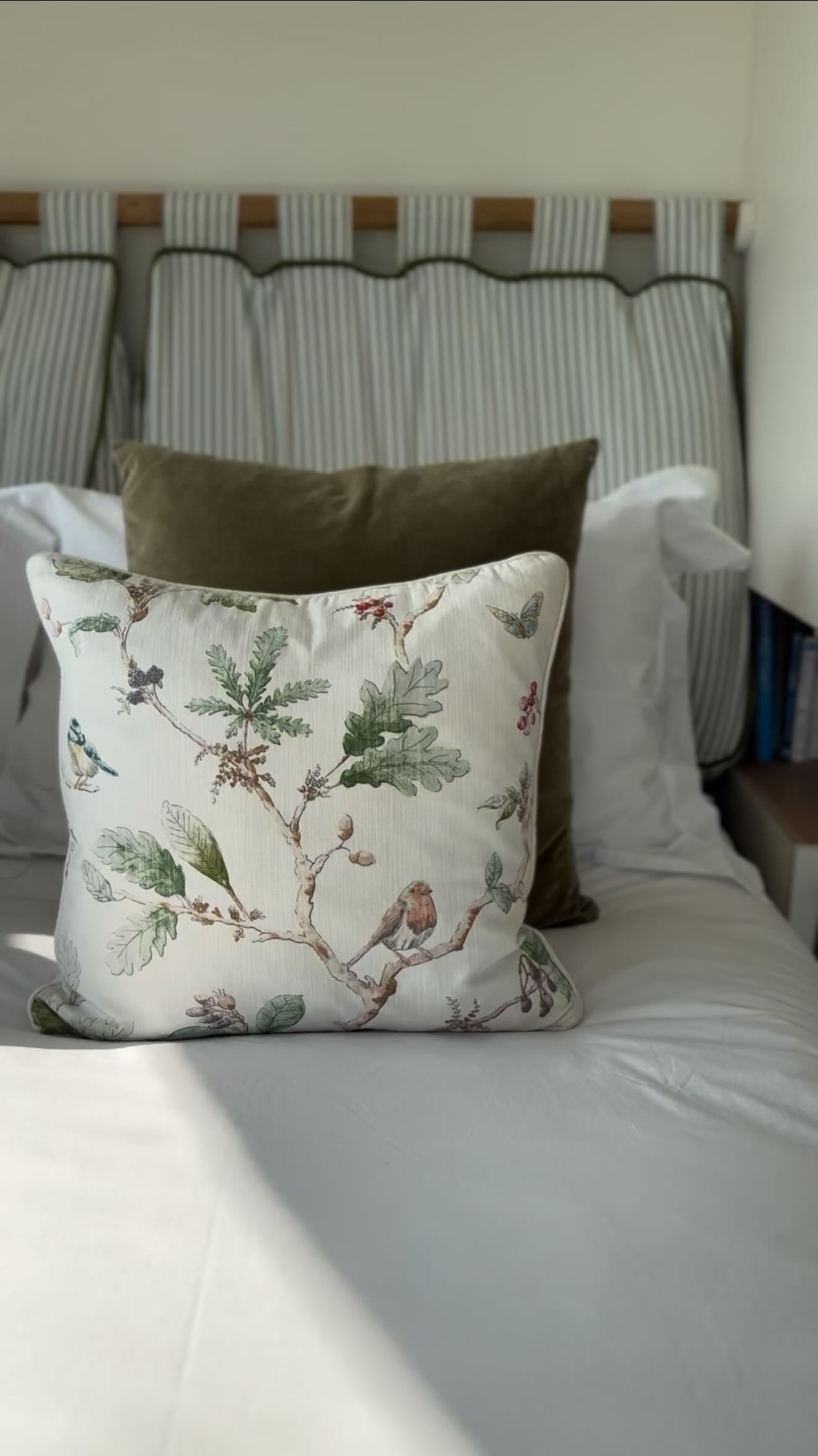 Once upon a time down a secret lane, hid three cabins with no insta fame, here they hid all comfy and cosy, awaiting your curious eyes to have a nosy …
.
.
#cabin #romantic #devon #hottub #beach #cosy