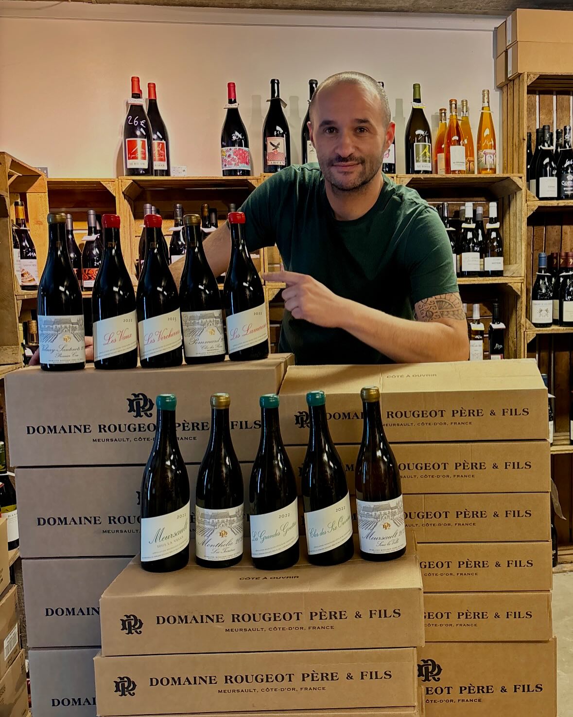 Petit arrivage des superbes vins du @domainerougeot . Domaine familial entre père et fils qui travaille en Biodynamie, avec des vinifications douces sur les villages de Meursault, Monthélie, Saint-Romain, Pommard et Volnay. À venir découvrir d’urgence.
Disponible également à @lanatureduvin à Saint Julien.
#vinnaturel #naturalwine #vinbio #vinbiodynamique
#saintgenispouilly #thoiry01
#saintjulienengenevois #viry
#paysdegex
#genève
#annecy
