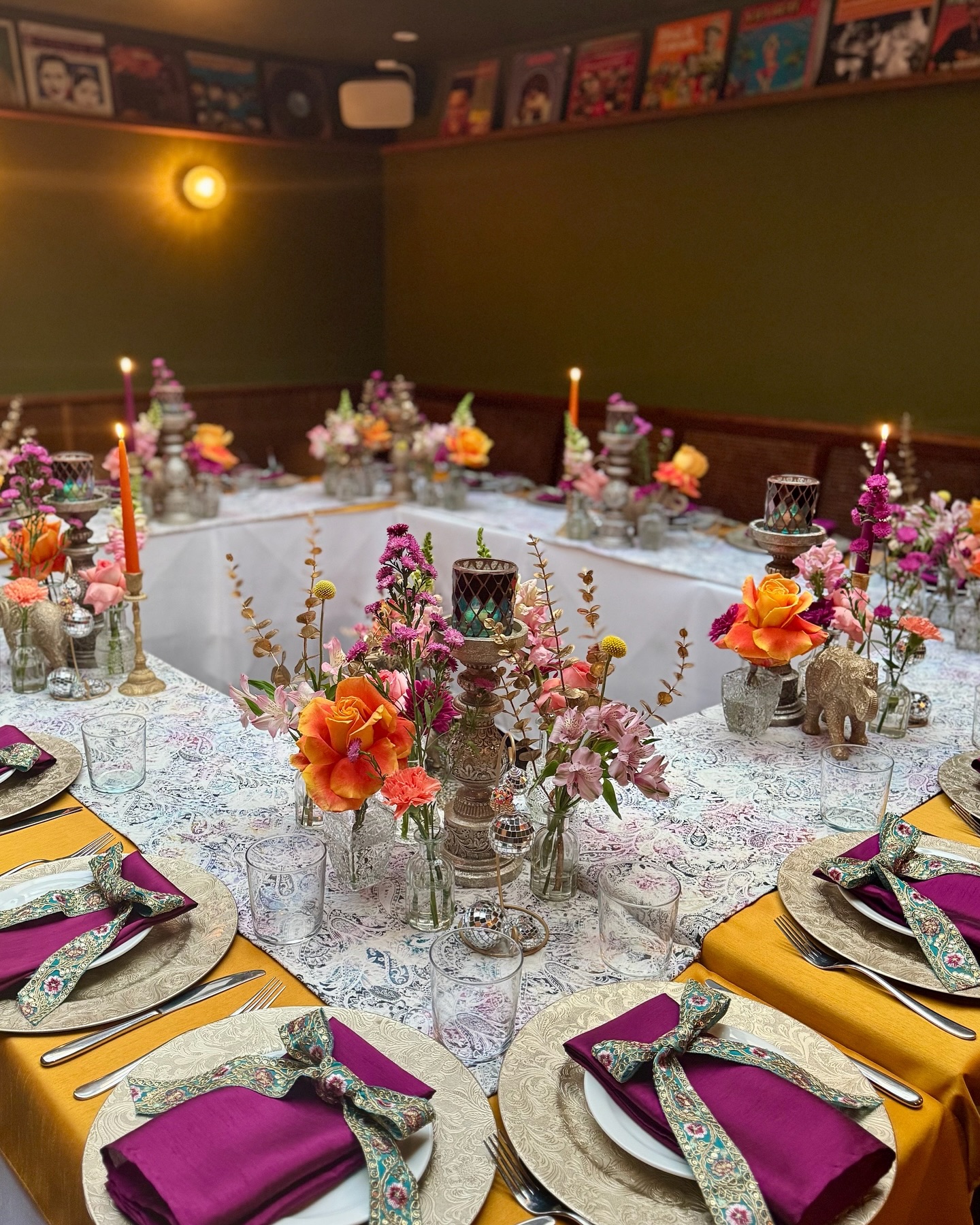 ✨ Step into a world of 70s Indian disco at the lovely @empirempire_london Notting Hill, part of the @gunpowder_london group. Surrounded by old Bollywood records and iconic images, the restaurant’s decor set the perfect stage for a vibrant celebration.
Our client brief was Indian 70’s disco and she wanted colour and fresh flowers, and we delivered a tablescape that radiates energy and elegance. With lobster biryani on the menu, our mouths watered—definitely coming back to try the food!
#IndianDiscoVibes #EmpireEmpireNottingHill #GunpowderGroup #LuxuryTablescaping #EventStyling #TableDecor #FloralDesign #BirthdayCelebration #CushteLondon #privatedining
