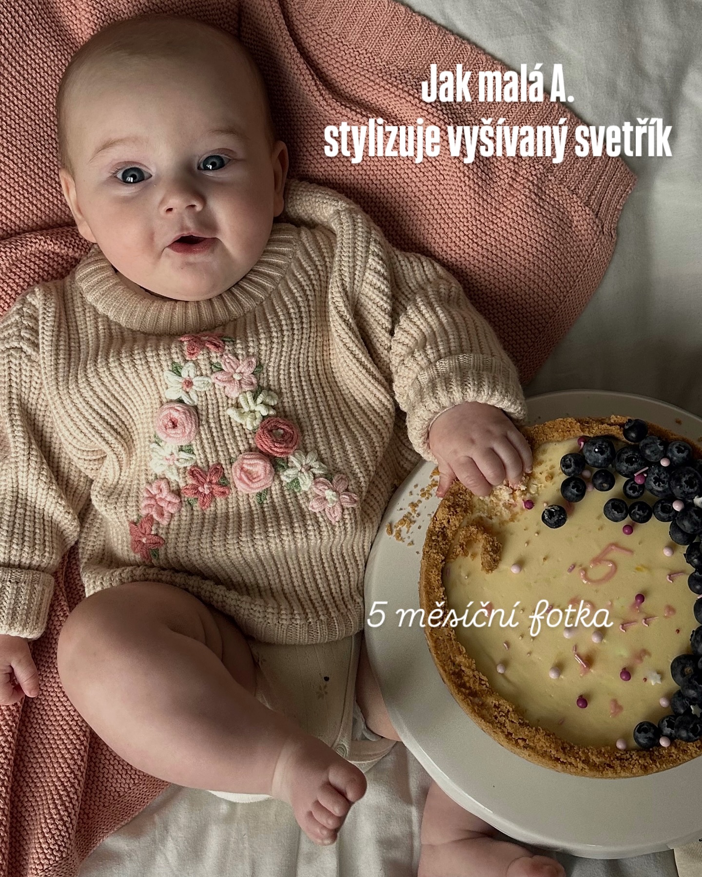 Tenhle svetr je jeden z těch kousků, které si rodič chce schovat navždy.🥹 Ruční výšivka, monogram vašeho miminka, každý steh s láskou – a výsledek? Nejrozkošnější svetr, jaký si vaše děťátko může obléct. A přesně takový může být i ten pro Vaše miminko – podle vašeho přání.🫶🏻✨