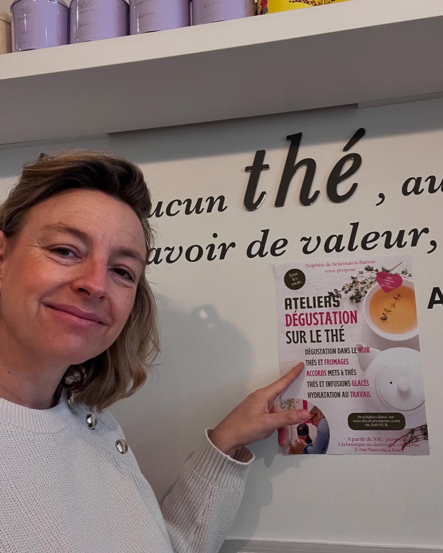 🫖🫖🫖ATELIERS DEGUSTATION & DECOUVERTE
MAI JUIN 2025 🌸🌸🌸
🫖 Jeudi 22 mai 19h : savoir accorder mets et thés
Boire du thé et des infusions en mangeant oui ! Mais comment ??
Atelier où l’on apprend en théorie et en dégustation pratique à intégrer thé et tisane à nos repas, en alternative à l’alcool. De l’apéritif au dessert, étonnez vos convives avec thés et tisanes chauds, froids, pétillants, bref BLUFFANTS !
Lieu : boutique 27 Rue Marceau à Tours
Tarif : 35 € / personne
😎 Jeudi 5 juin 19h
Thé dans le noir…
Un atelier multi sensoriel « in the dark » pour surprendre nos sens avec le thé et les infusions
Un atelier dégustation de thé ou l’on déguste à l’aveugle 6 boissons de la boutique (thés, infusions) ou version chaude, froide, pétillante, fermentée… les yeux bandés !
Il s’agit donc d’un atelier sensoriel où tous nos sens vont être sollicités : le goût et l’odorat bien sûr, mais également le toucher (feuilles de thé roulées ? poudre ? longues feuilles ?) et l’ouïe (car j’accompagne de musique ou de texte la dégustation de chaque boisson… et cela peut amener votre cerveau à vous orienter vers telle ou telle piste !)
Lieu : boutique 27 Rue Marceau à Tours
Tarif : 30 € / personne
🧀 Jeudi 18 juin 19h
Un atelier découverte gourmand et étonnant
Un atelier absolument bluffant pour les amateurs de thés et de fromages ! Comment utiliser le thé et les infusions chaudes pour sublimer un plateau de fromages… c’est tout ce que je vous propose pendant cet atelier gourmand, où, nous goutons 6 fromages issus de nos terroirs de Touraine et d’ailleurs.
En partenariat avec @francefromages (Halles de Tours)
Lieu : boutique 27 Rue Marceau à Tours
Tarif : 35 € / personne