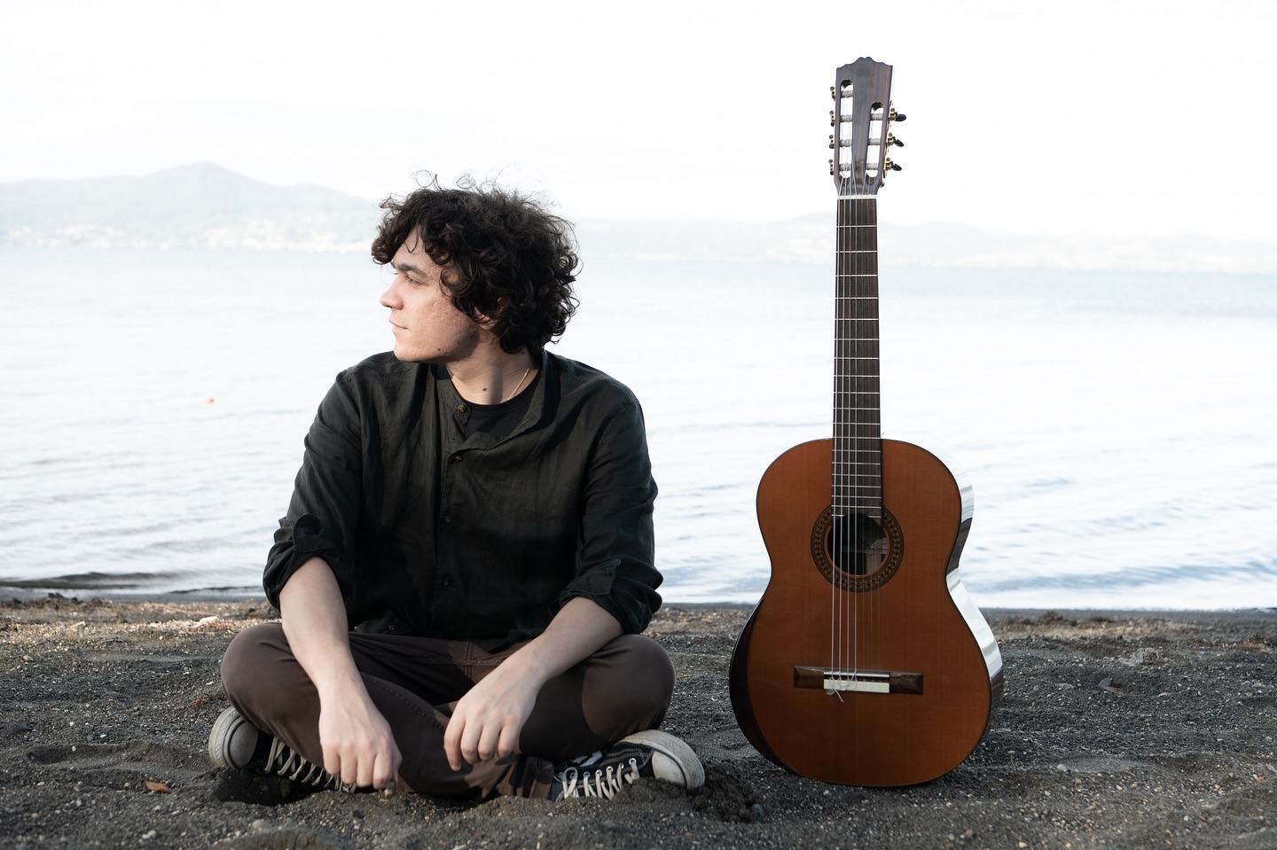 Emanuele Schillaci – Chitarra Classica | Italia-Brasile
Direttamente dal Brasile, con grande emozione accogliamo al nostro festival un artista poliedrico, raffinato ed estremamente ispirato.
Chitarrista classico, compositore e docente, Emanuele Schillaci ha sviluppato un percorso internazionale che unisce profondità accademica e passione per i linguaggi contemporanei.
Laureato con lode all’Accademia Internazionale “Incontri col Maestro” di Imola e artista residente dell’Accademia Chigiana, ha tenuto concerti da solista in sedi prestigiose come i Musei Vaticani, l’Auditorium Parco della Musica, la Casa do Choro e l’Università Federale di Rio de Janeiro.
La sua musica unisce la grande scuola chitarristica italiana con le influenze della musica brasiliana, latino-americana e minimalista, creando un linguaggio unico, ricco di ritmo, colore e libertà.
Ha pubblicato partiture originali per Da Vinci Edition e l’album “10’00 Sud 55’00 Ovest”, che raccoglie otto sue composizioni per chitarra sola. Suona regolarmente in Europa e Sud America come solista e con il suo Emanuele Schillaci Trio.
Per noi è un onore e una gioia accogliere un artista di questo calibro, direttamente dal cuore musicale di Rio.
#emanueleschillaci #chitarra #guitarist #violao #festivaldellamusica #musicaacustica #musicadalmondo #chitarraclassica #concertlive #musicabrasiliana #accademiadimola #accademiachigiana #guitarcompositions #musicaoriginale #imolamusica #musicianlife #festivalartist #guitarpassion