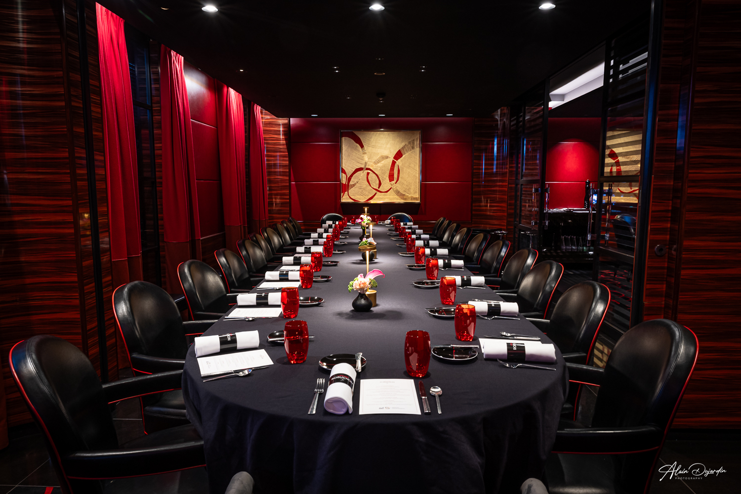 Il est des lieux où l'oeil s'enivre facilement tant les lumières, les objets, les couleurs, les perspectives offrent d’innombrables délices.
#atelierobuchon #jrobuchoninternational #thewoodwardgeneva #geneva #genevarestaurant #genevaevents #eggevents