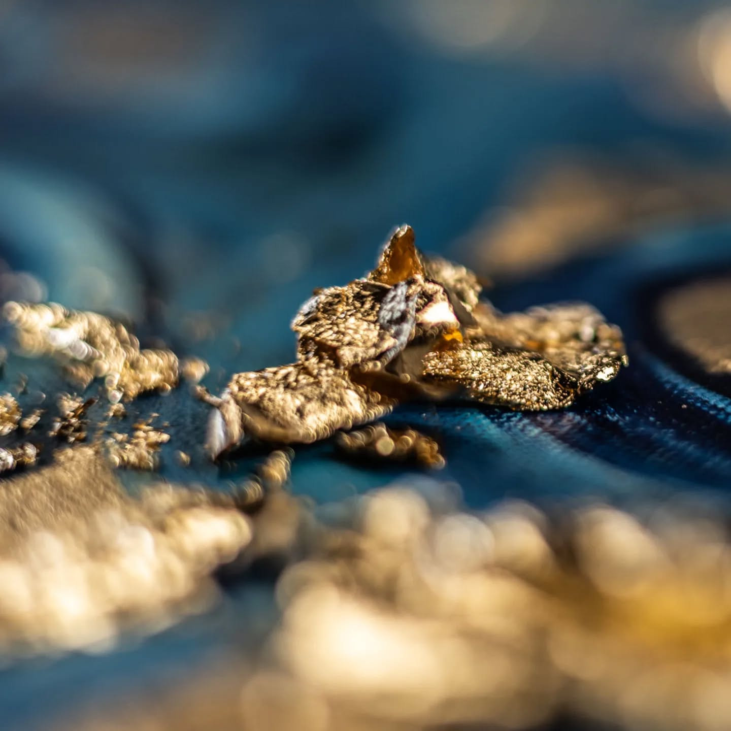 Dieses erste Bild vom Shooting in meinem Atelier zeigt ziemlich beeindruckend, was mir bei meiner Kunst gerade so wichtig ist:
Goldene Akzente! ✨️
Danke liebe @claudi.ja.kern, dass du mich auf meiner Reise mit deiner Kamera begleitest und so wunderbare Bilder machst.
#goldakzente #ästhetischekunst #kunstmitblattgold