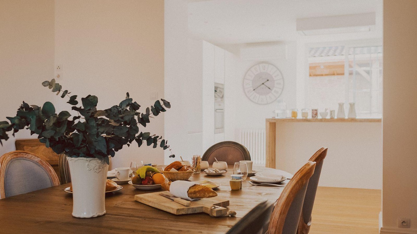 Au Domaine de Bonaveau, les matins riment avec douceur : viennoiseries, confitures et fruits frais dans un cadre paisible et authentique 🌸🌿
Crédit Photo : @propertyshotsco