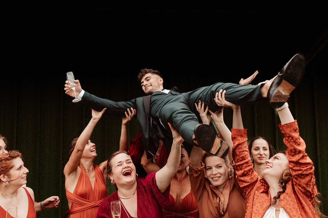 Les photos de groupes ne sont pas obligées d’être un moment barbant et elles ne sont pas obligées d’être classique. Les photos de groupes peuvent être fun, un moment de complicité avec vos invités, elles peuvent vous amuser et être animées et surtout elles doivent être à votre image. Les photos de groupes sont essentielles et immortalisent un instant de votre vie avec vos proches alors rendons ce moment agréable !
.
.
.
#group #photogroup #groupemariage #fun #weddingfun
