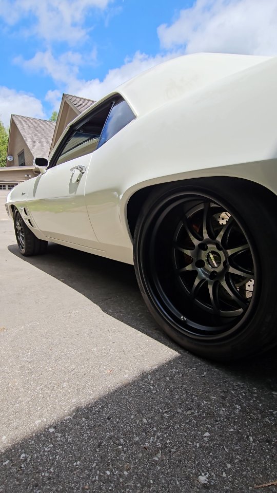 1969 Pro-touring Trans-am. White 💎💎
Compounded, polished, new PPF thanks to @rdtintingco, coated with @cquartzfinest and Wheels off service to top it off.
#paintcorrection #pontiac #airtech #wegnerautomotive #magnasonsuperchargers #barebrakes #transam #Firebird #cquartz #ceramiccoating #fergus #guelph #orangeville #cquartzfinestreserve