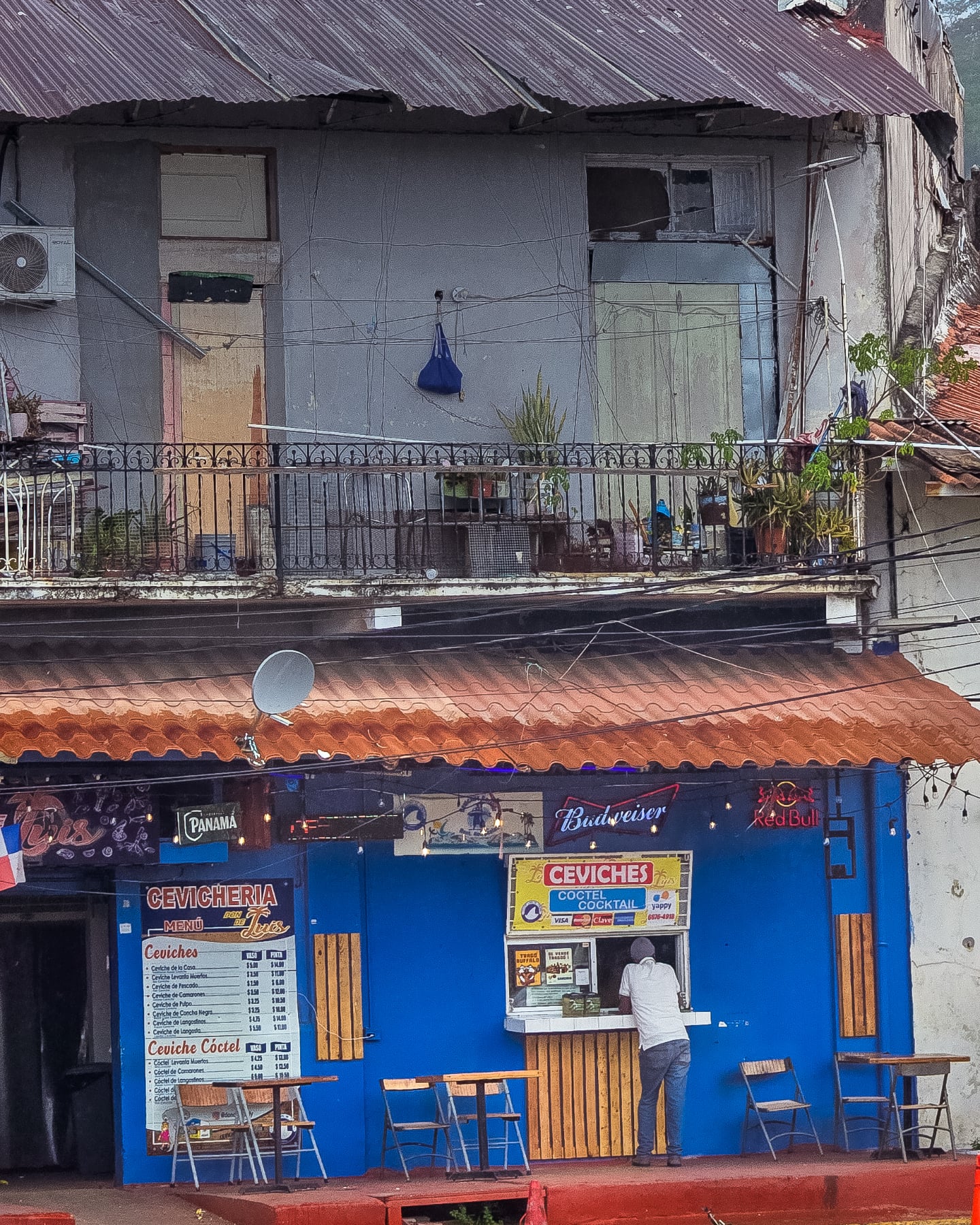 Quando o CAOS toma a POESIA para dançar,
Tudo ilumina ao redor.
Há sons, silêncio, prosa e crônica,
Um caminho em meio a dor.
Por Adyna Olive 📷