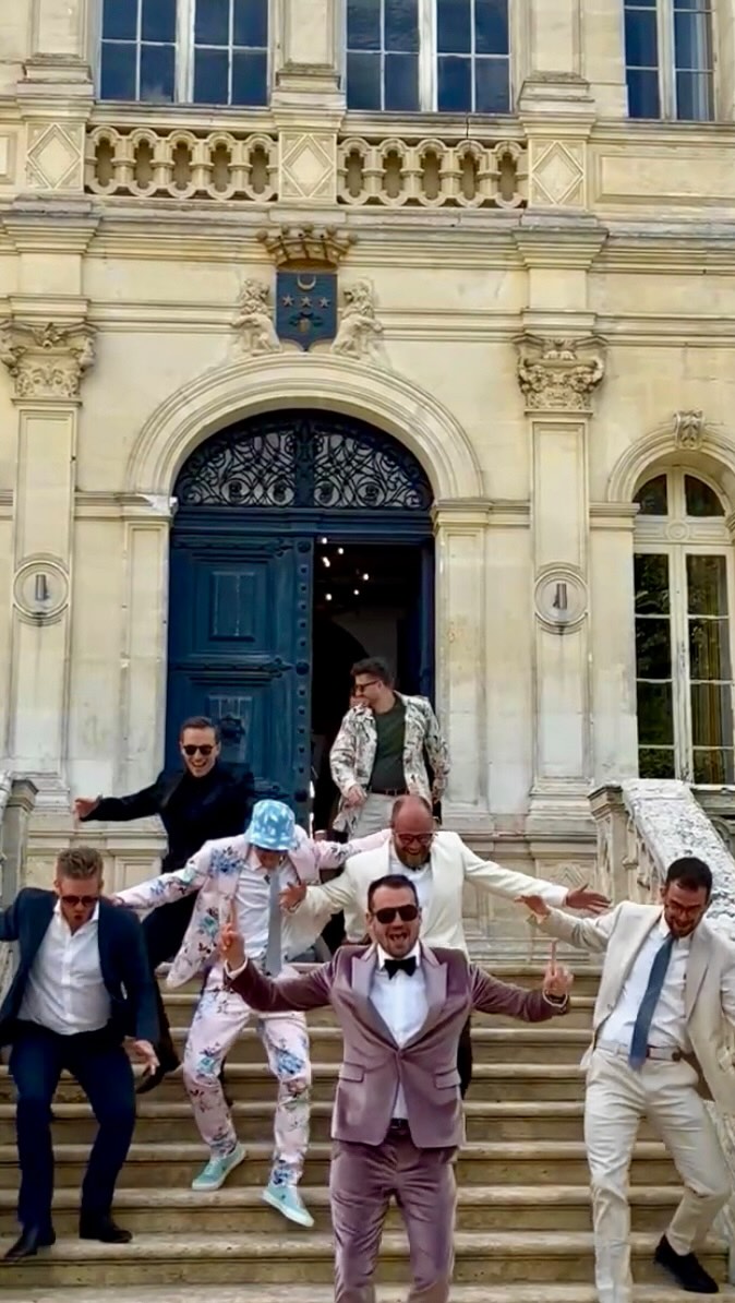 Friday feeling? Fab group of lads at this fun wedding.
Filming for Memories 💛
Wedding planner @marrymoi.zoe and @katesweddings_france for @marrymeinfrance
Venue @chateaudelavalouze
Red carpet @ourfabulousthings
Makeup @magali_laville
Hair @weddinghairdordognez
Film @iwedfilm
Second shooter @rainymils
Music @mixologysaxdj
Entertainment @singingwaitersfrance .
#weddingvideofrance #weddingfilmfrance #chateauwedding #marrymeinfrance #chateauweddingfrance #contentcreatorfrance