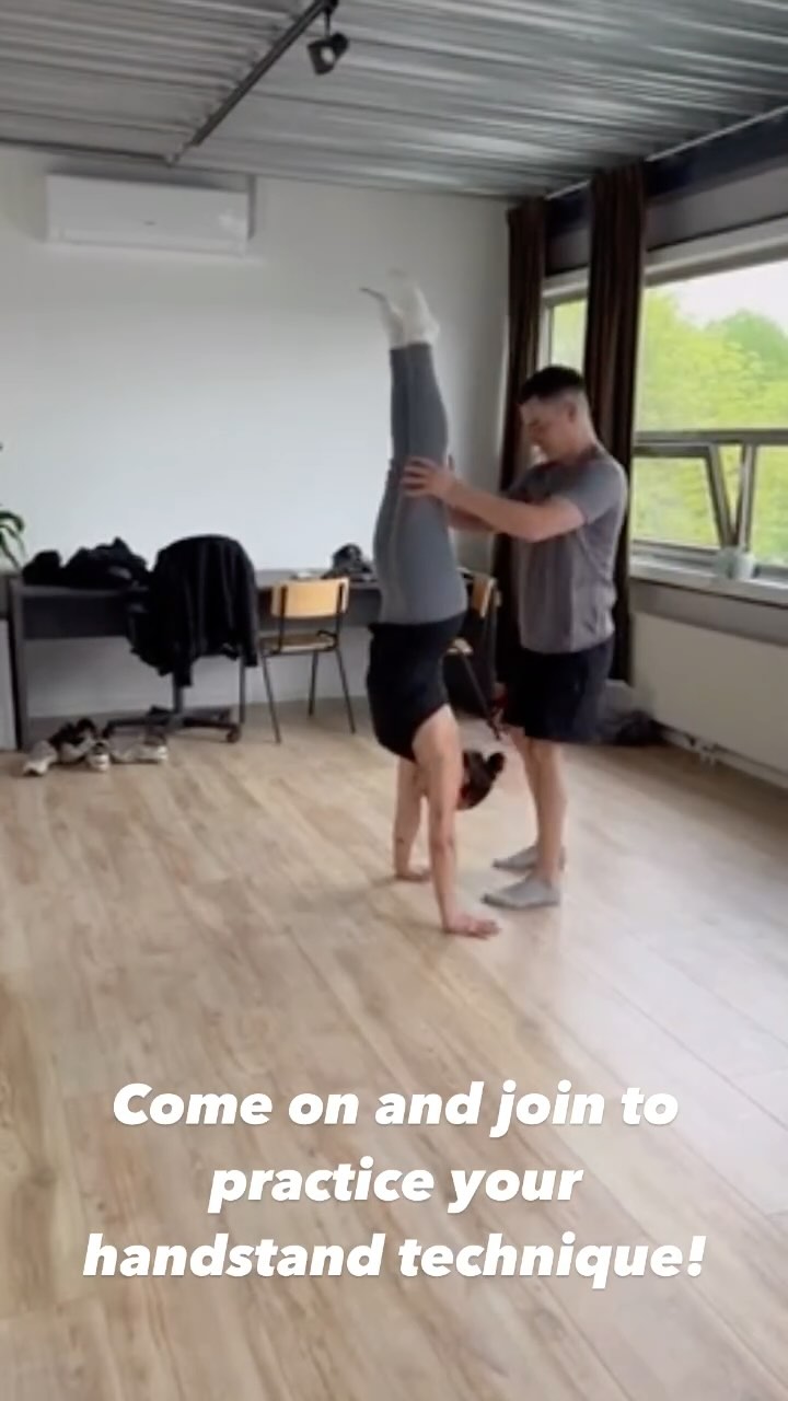 Want to practice your handstand or overhead mobility in general? Come on and join the handstand classes of Coach Francesca! 💪
Every Tuesday evening (19:00-19:45) and Friday morning (8:00-8:45) this class tries to get you in the best possible upside down position: so join as we work on our overhead strength and mobility.