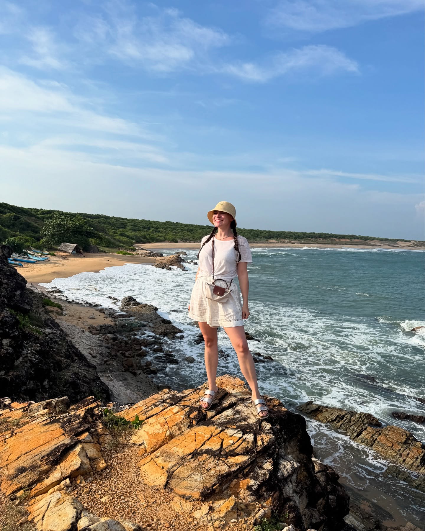 Wie glücklich kann man eigentlich sein? Schaut doch mal 🥹🐘 ich glaube mein Gesicht spricht Bände!! Danke an @bundala_safari_srimal_srilanka für diese tolle Safari! Elefanten in ihrem Lebensraum zu sehen ist wirklich unglaublich 😍. Und dann hatten wir auch noch das unfassbare Glück so viele zu sehen und vor allem Mütter mit ihren Babys. Findet ihr nicht auch es sieht aus als ob sie lächelt auf dem letzten Bild?
Ich bin sprachlos, dankbar und überglücklich 😁.
#safari #bundala #elefanten