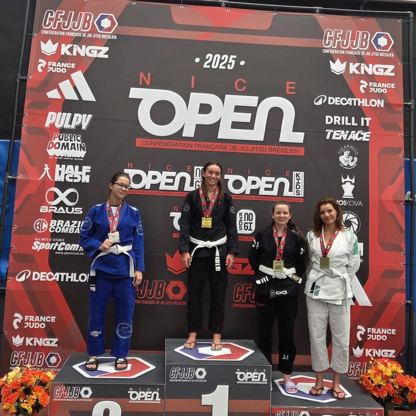 Open de Nice de JJB :
Esprit combatif pour nos jeunes combattants ! 🥋🇫🇷
Retour sur cette première journée à l'Open de Nice de JJB riche en émotions pour nos athlètes ! Fierté et détermination étaient au rendez-vous sur les tatamis.
🥇 Audrey Tarbouriech Seule dans sa catégorie, elle n'a malheureusement pas eu d'adversaire à sa mesure. Audrey s'est ensuite inclinée dans son combat en division Absolute. Une expérience de plus pour notre guerrière, en attendant le championnat de France !
🥉 Un immense bravo à Lucile Léger qui s'offre une magnifique médaille de bronze ! Elle nous a offert une demi-finale d'une intensité folle, un combat acharné qui témoigne de sa progression et de son courage.
💥 Ylhan a également brillé en remportant son premier combat de manière expéditive grâce à un superbe "armbar" ! Il s'incline malheureusement lors de son second affrontement et termine au pied du podium. Une performance très encourageante qui laisse présager un bel avenir.
Nos ceintures blanches première année ont montré de très belles choses ce samedi. L'avenir s'annonce prometteur pour la relève ! 💪
Félicitations à tous nos compétiteurs pour leur engagement et leur esprit combatif !
A suivre demain avec les kids.....💪💪💪🔥🔥
@infinity_combat
@wonderbrawl
#OpenNiceJJB #JJB #JiuJitsuBresilien #Competition #ArtsMartiaux #Nice #Podium #MedailleOr #MedailleBronze #Fierte #Guerriers #CeintureBlanche #EspritDEquipe #martialsports
