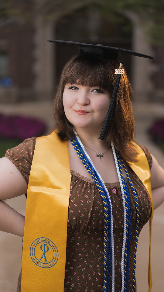 This grad session with Lexi was so much fun! Love doing these. #aurorauniversity #graduation #gradsession #auroraillinoisphotographer